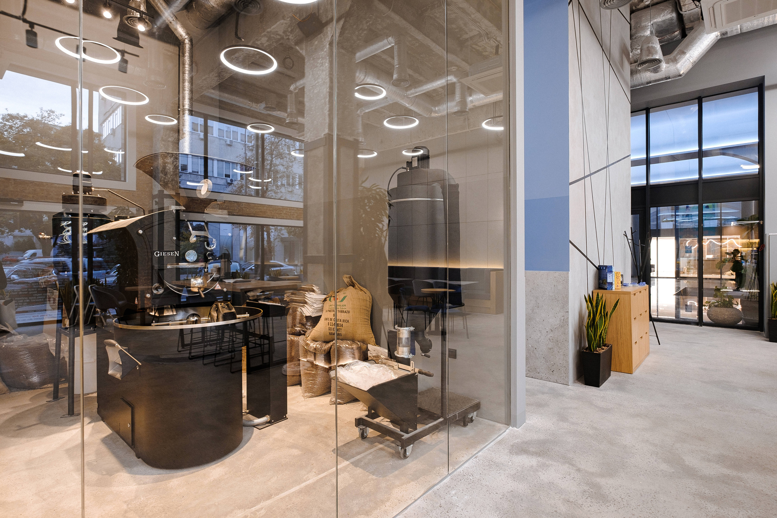 COFFEE HOUSE ТУТ БУДЕ. Ivan Skufinsky — wedding and family photographer in Vancouver