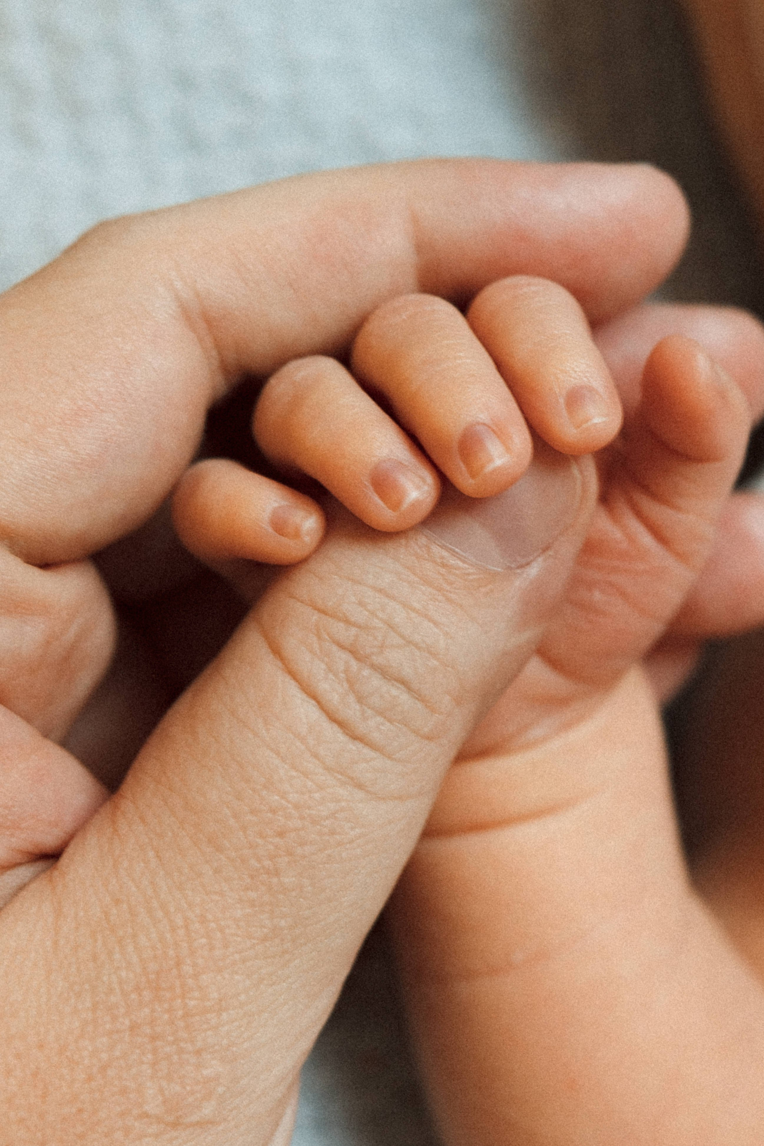 Family photo session at home. home family photo session with a newborn. Ivan Skufinsky — wedding and family photographer in Vancouver