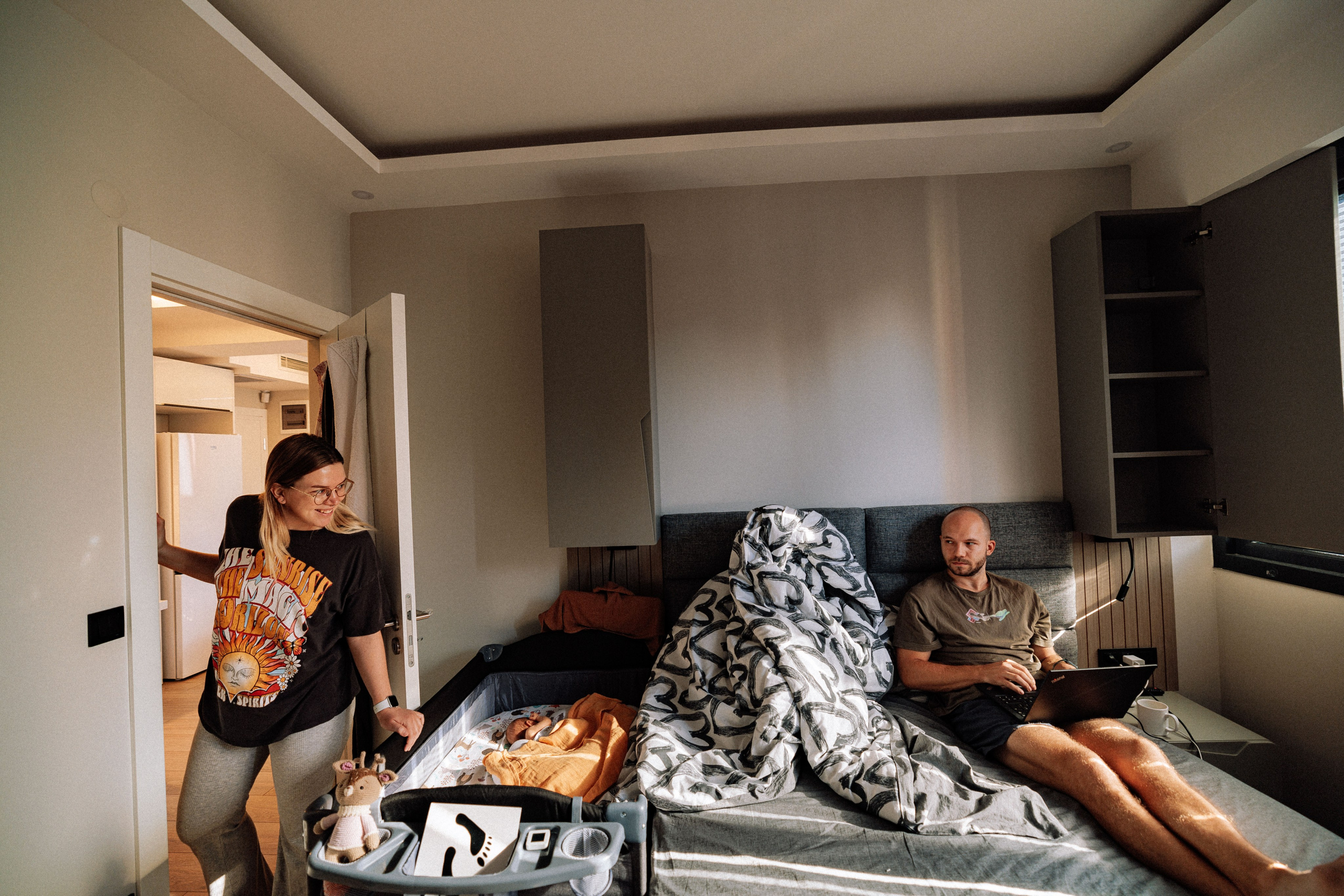 Family photo session at home. home family photo session with a newborn. Ivan Skufinsky — wedding and family photographer in Vancouver