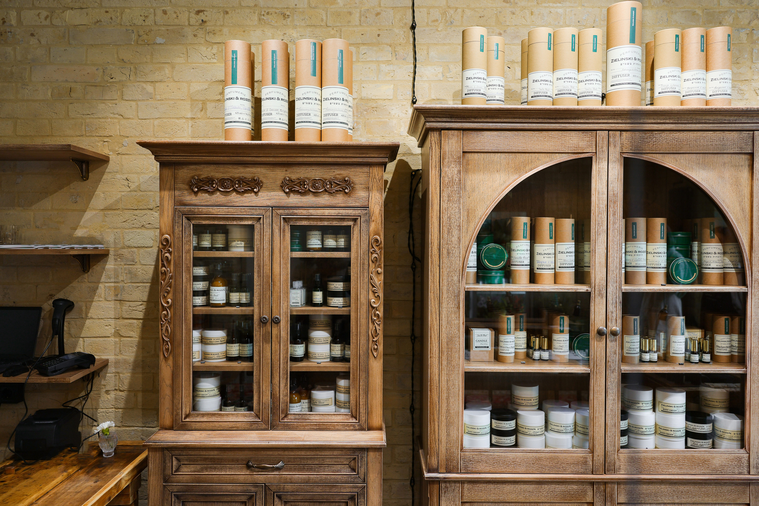 PERFUMERIE ZIELINSKI & ROZEN. Ivan Skufinsky — wedding and family photographer in Vancouver