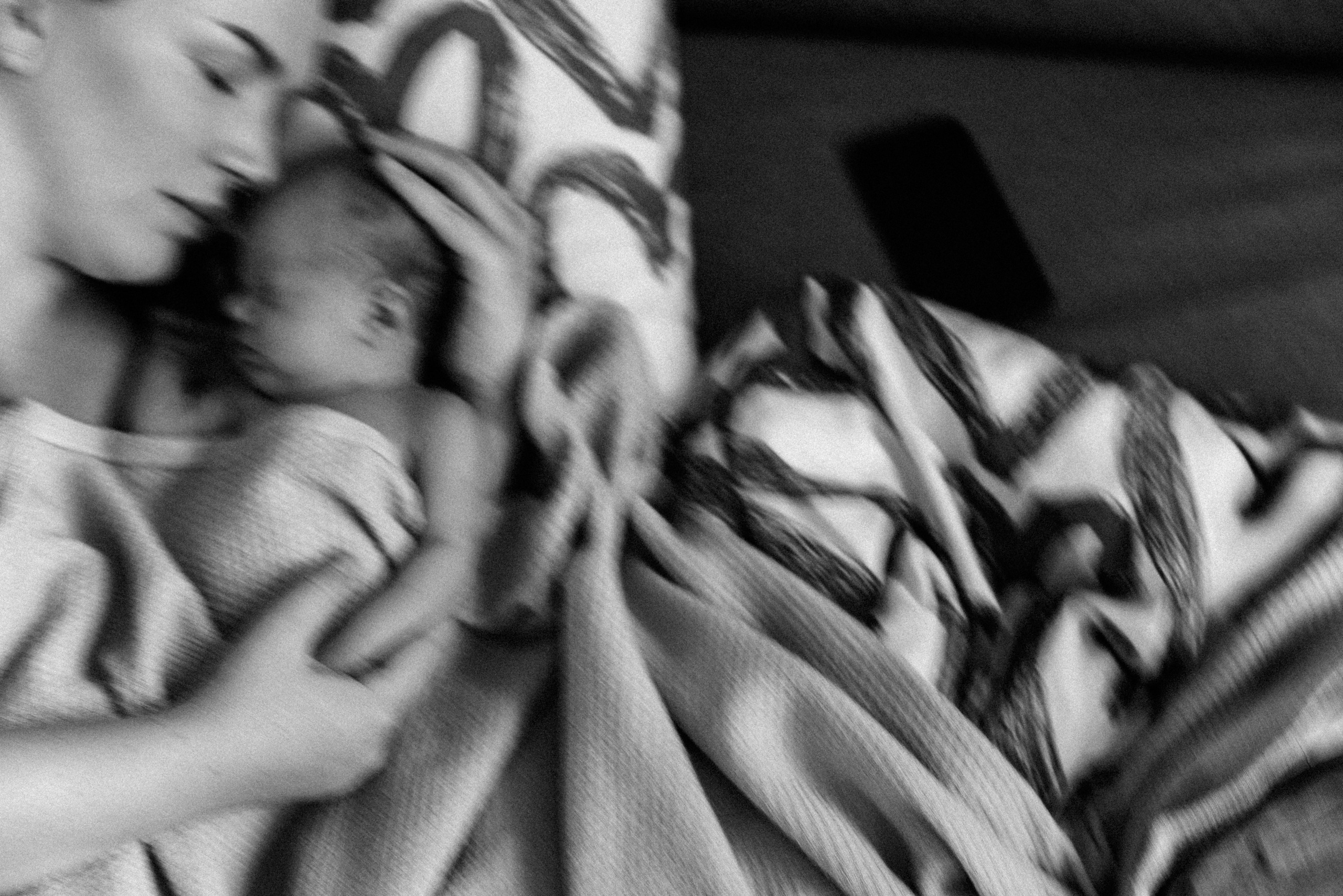 Family photo session at home. home family photo session with a newborn. Ivan Skufinsky — wedding and family photographer in Vancouver