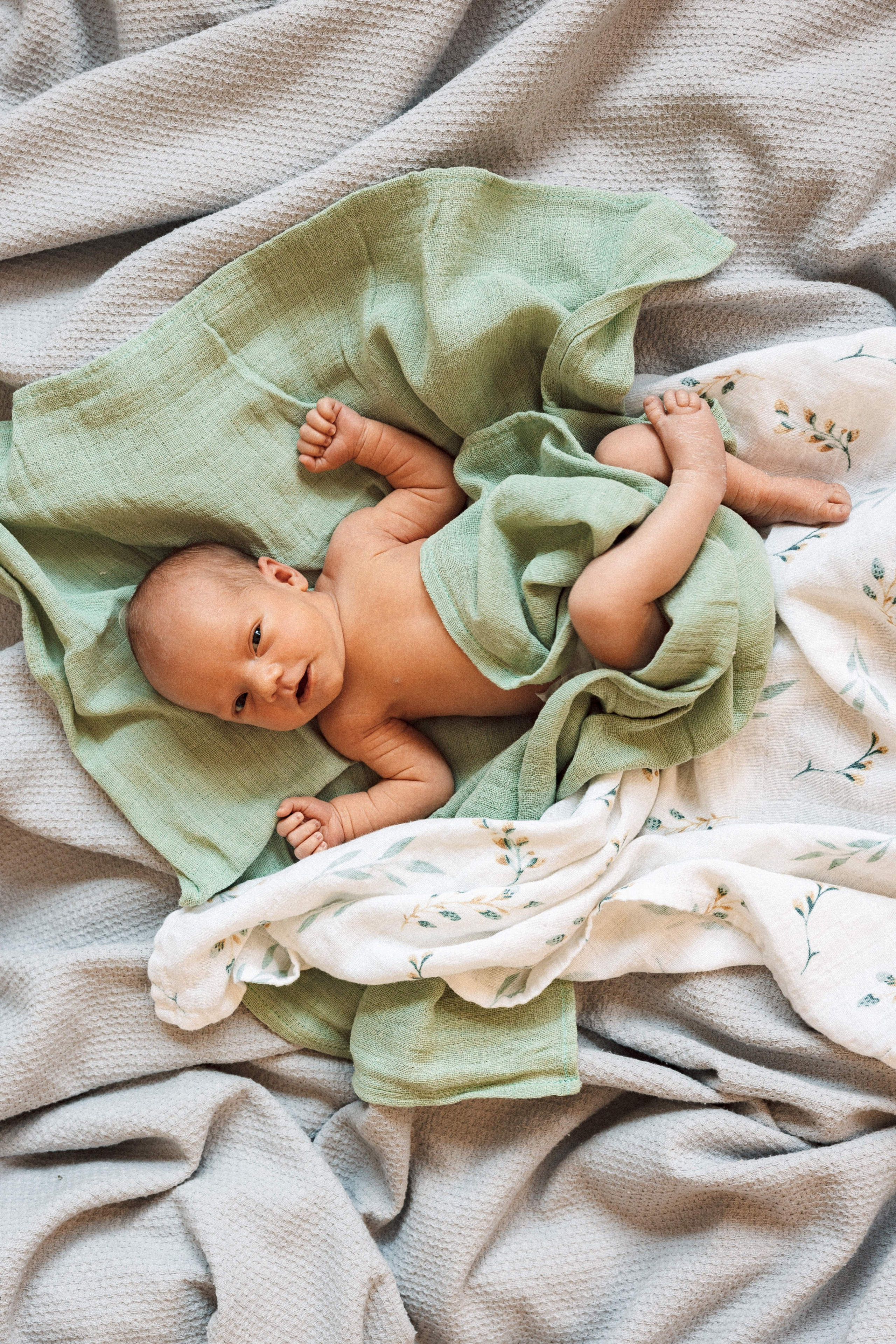 Family photo session at home. home family photo session with a newborn. Ivan Skufinsky — wedding and family photographer in Vancouver