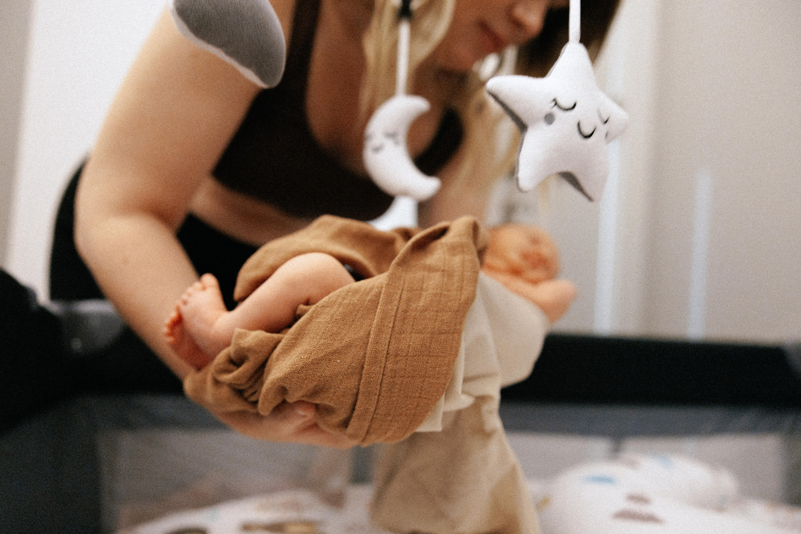 Family photo session at home. home family photo session with a newborn. Ivan Skufinsky — wedding and family photographer in Vancouver