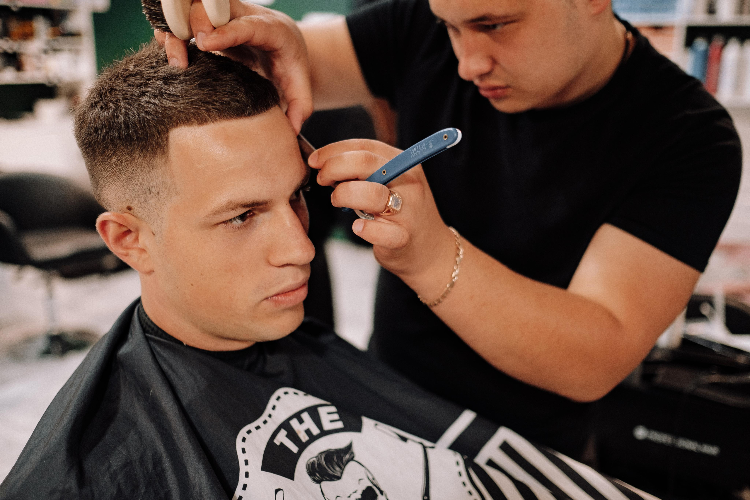 жених в барбершопе, сборы жениха