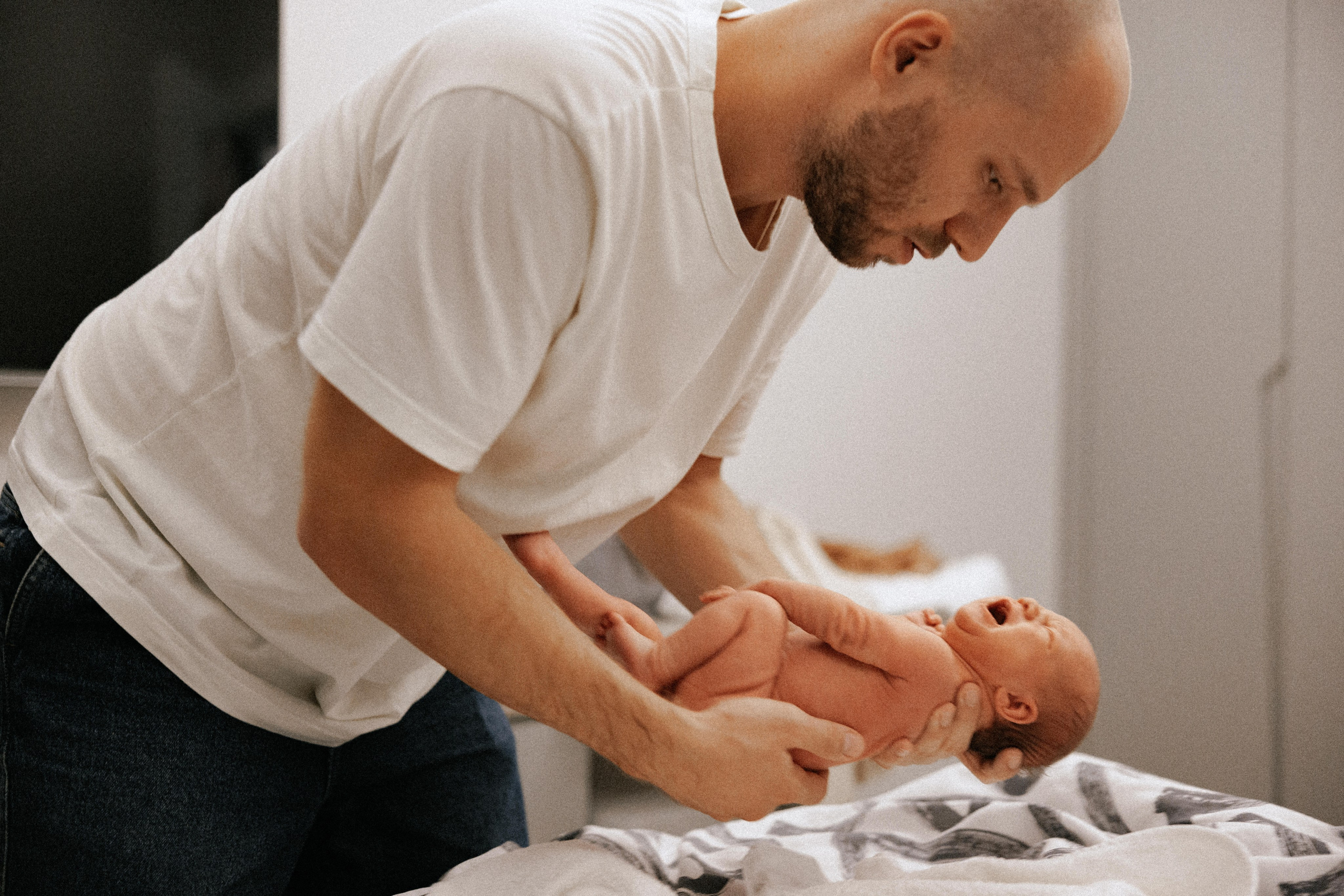 Family photo session at home. home family photo session with a newborn. Ivan Skufinsky — wedding and family photographer in Vancouver