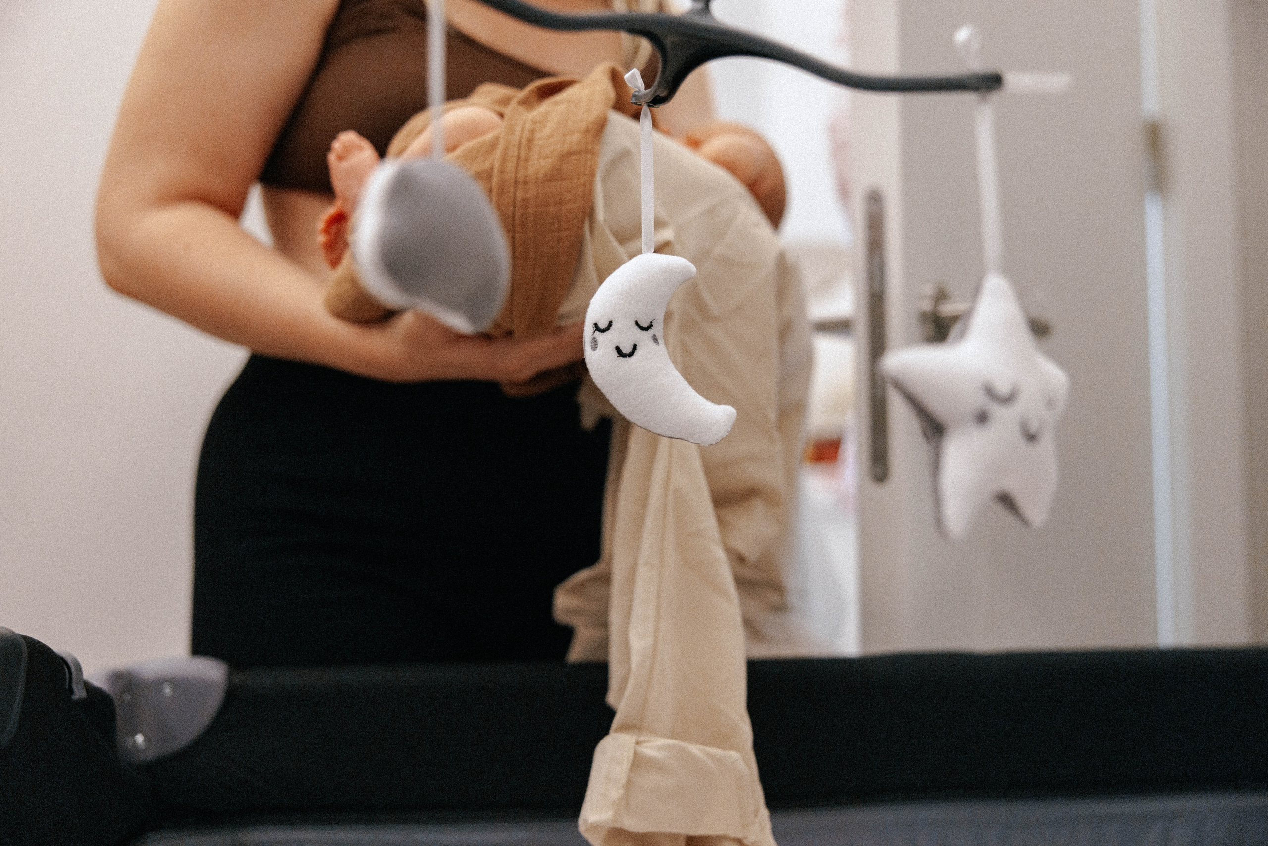 Family photo session at home. home family photo session with a newborn. Ivan Skufinsky — wedding and family photographer in Vancouver