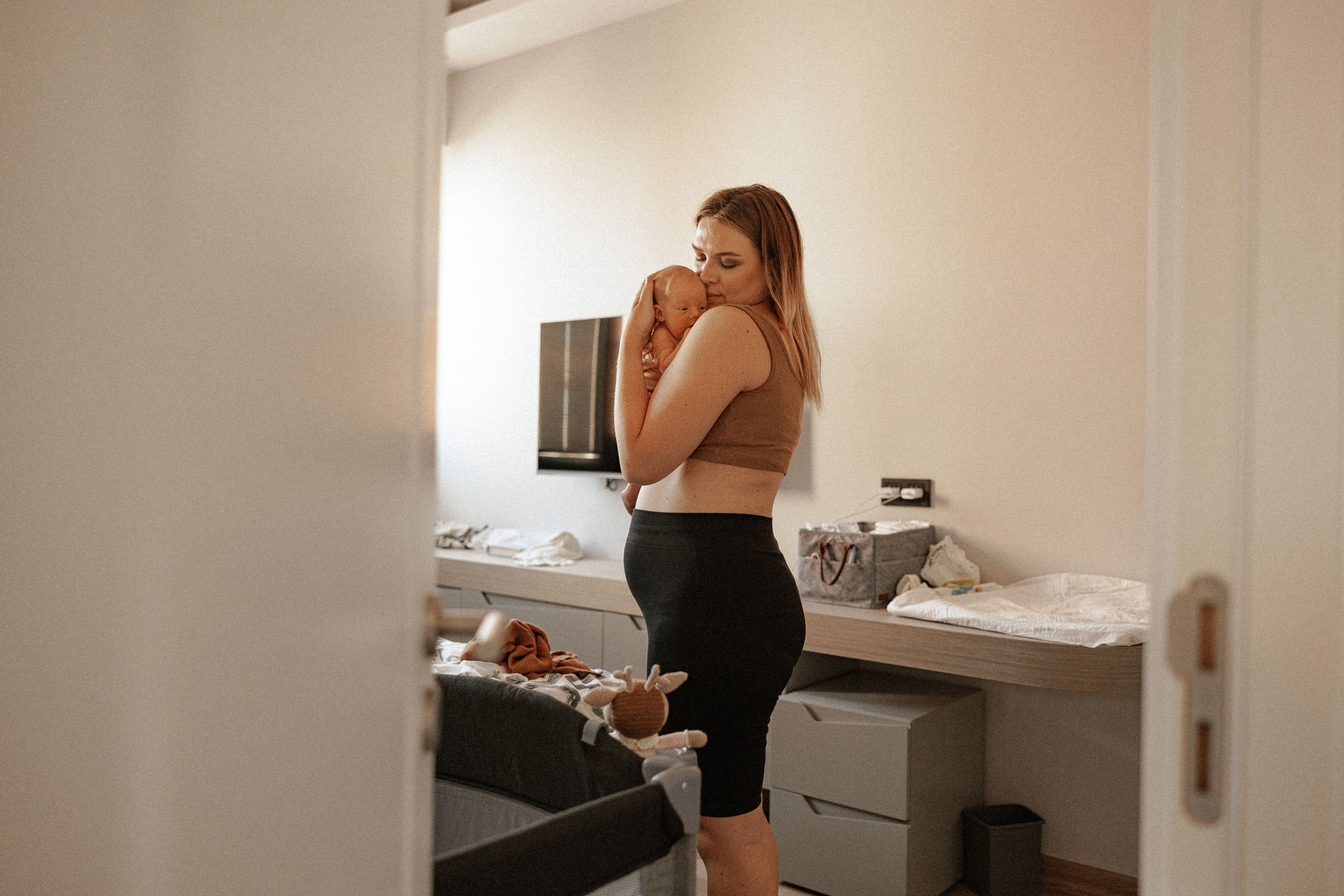 Family photo session at home. home family photo session with a newborn. Ivan Skufinsky — wedding and family photographer in Vancouver