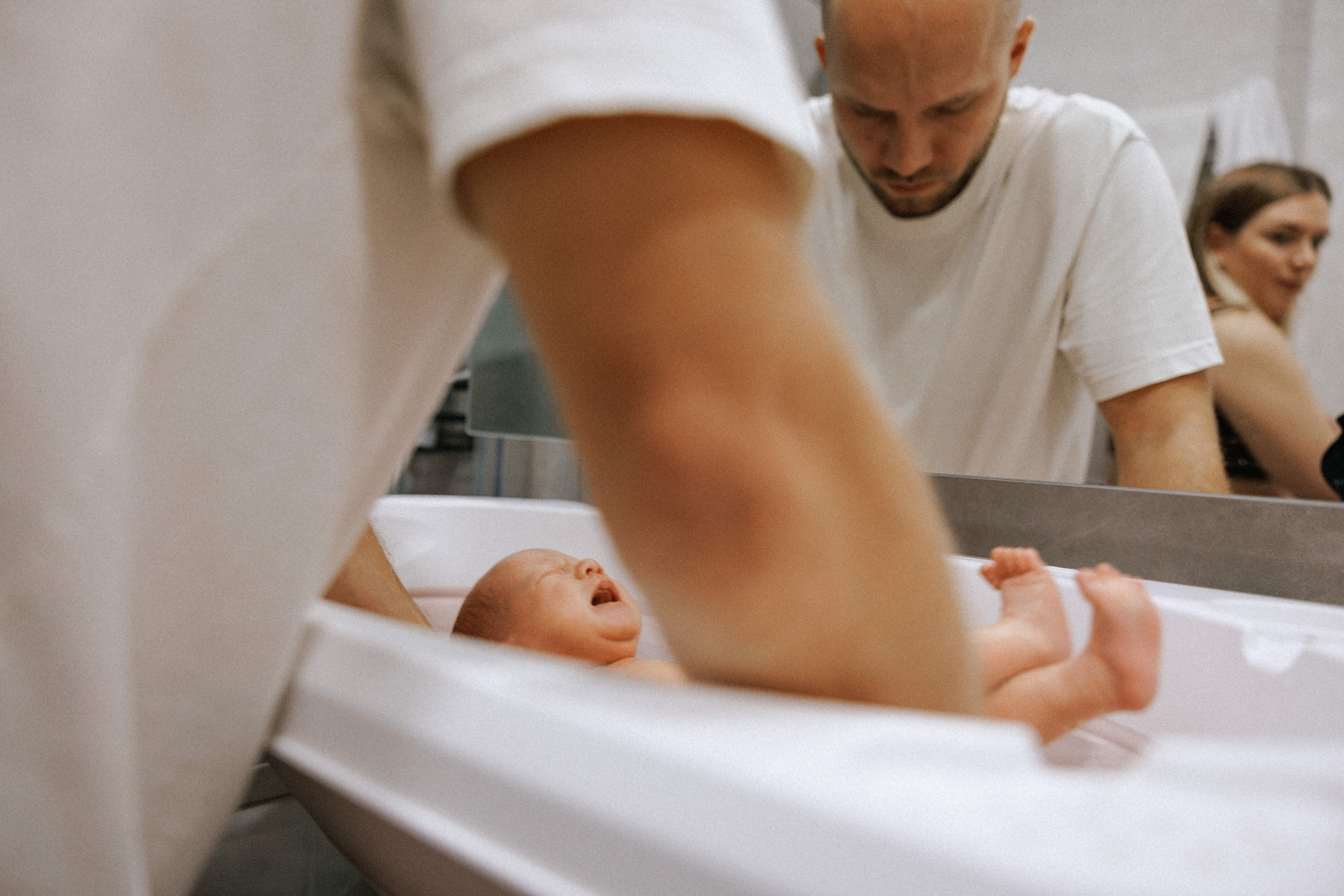 Family photo session at home. home family photo session with a newborn. Ivan Skufinsky — wedding and family photographer in Vancouver