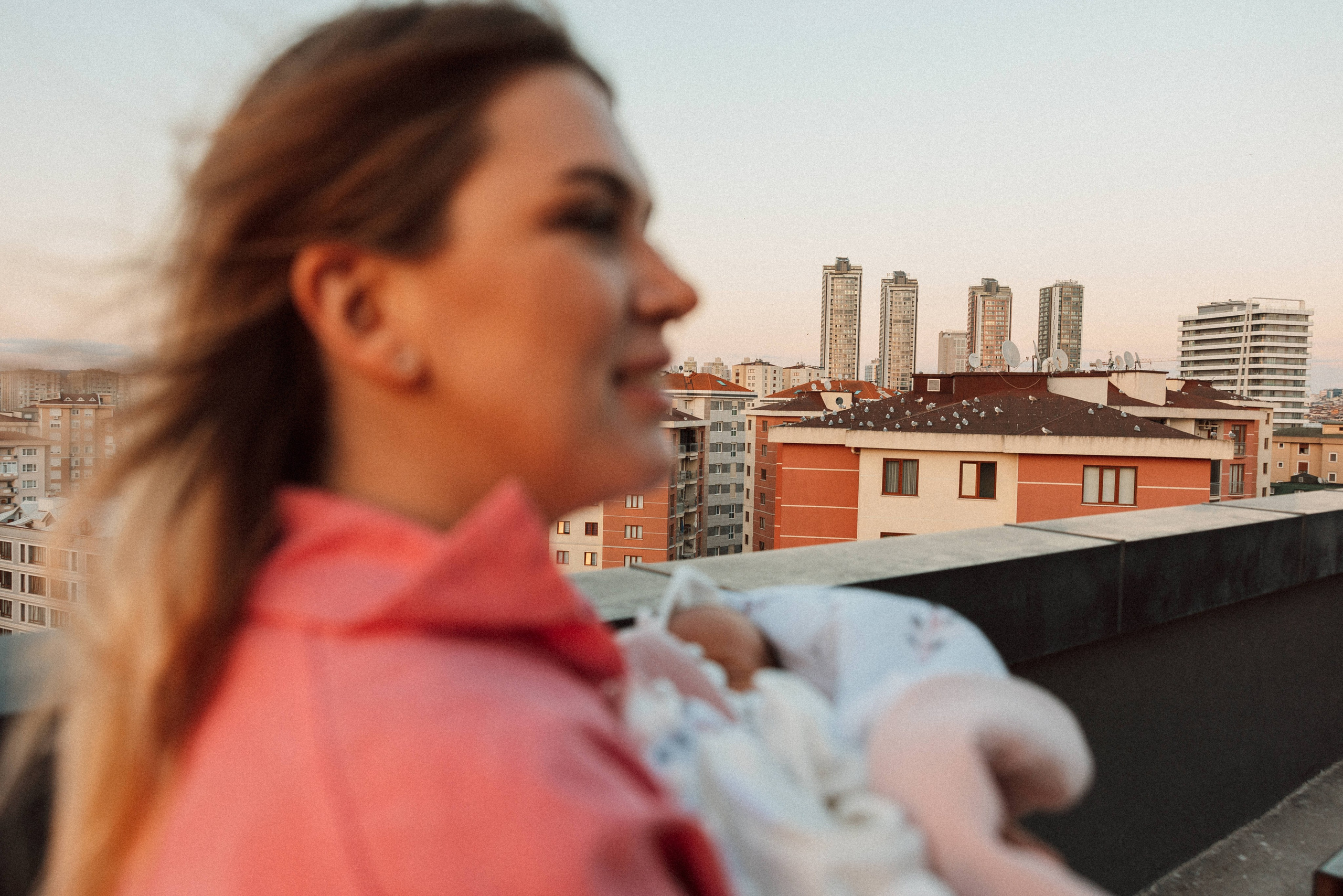 Family photo session at home. home family photo session with a newborn. Ivan Skufinsky — wedding and family photographer in Vancouver