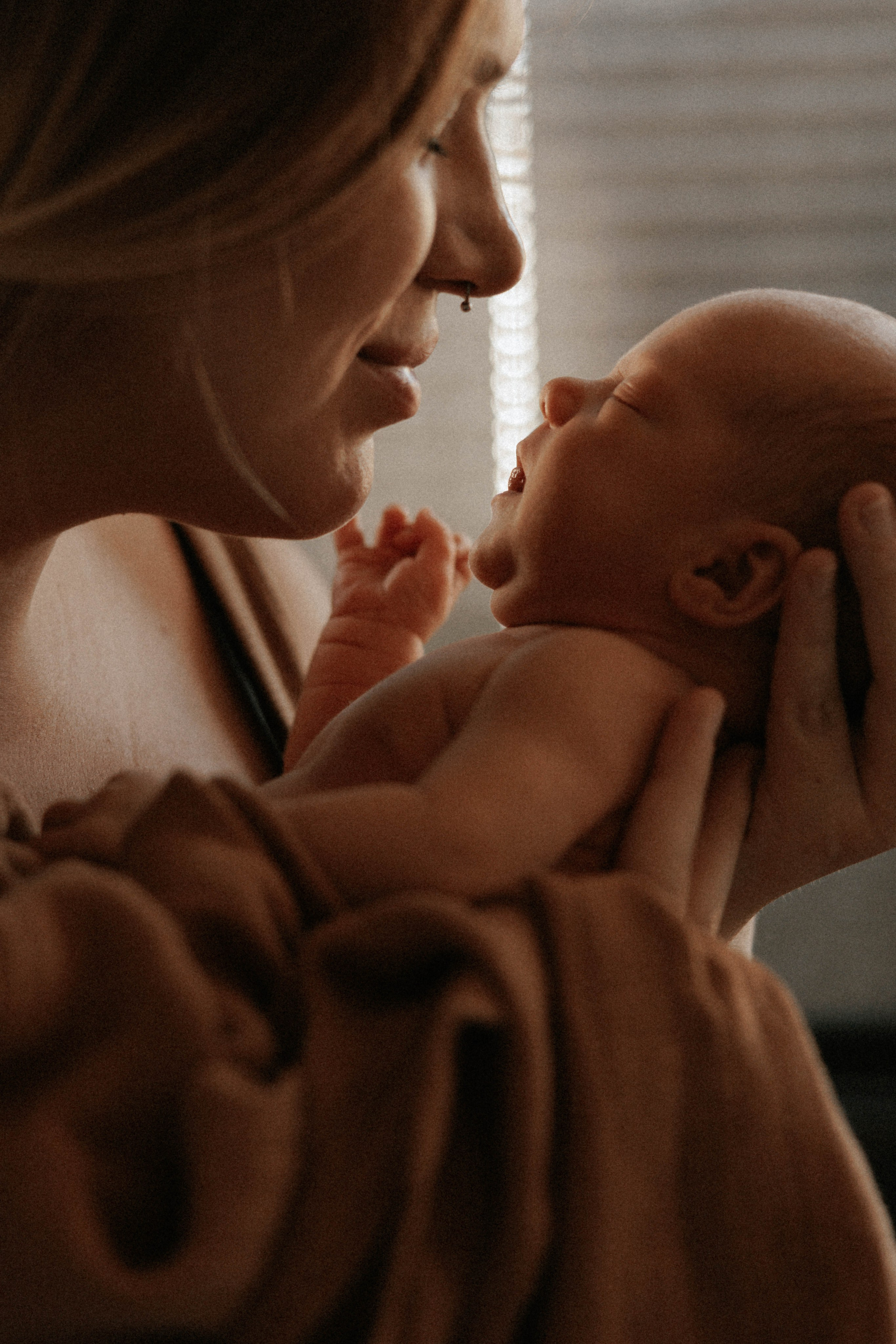 Family photo session at home. home family photo session with a newborn. Ivan Skufinsky — wedding and family photographer in Vancouver