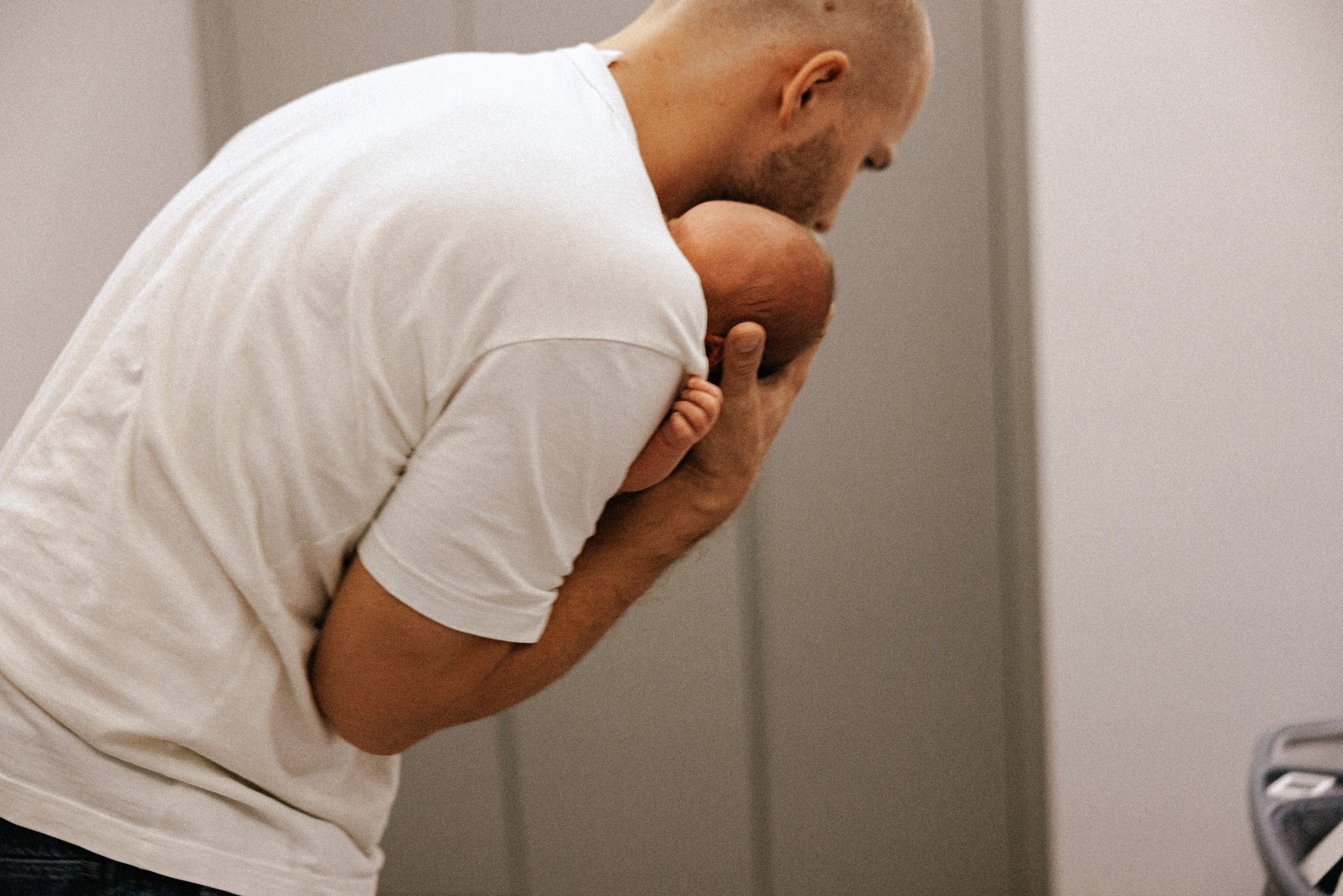 Family photo session at home. home family photo session with a newborn. Ivan Skufinsky — wedding and family photographer in Vancouver