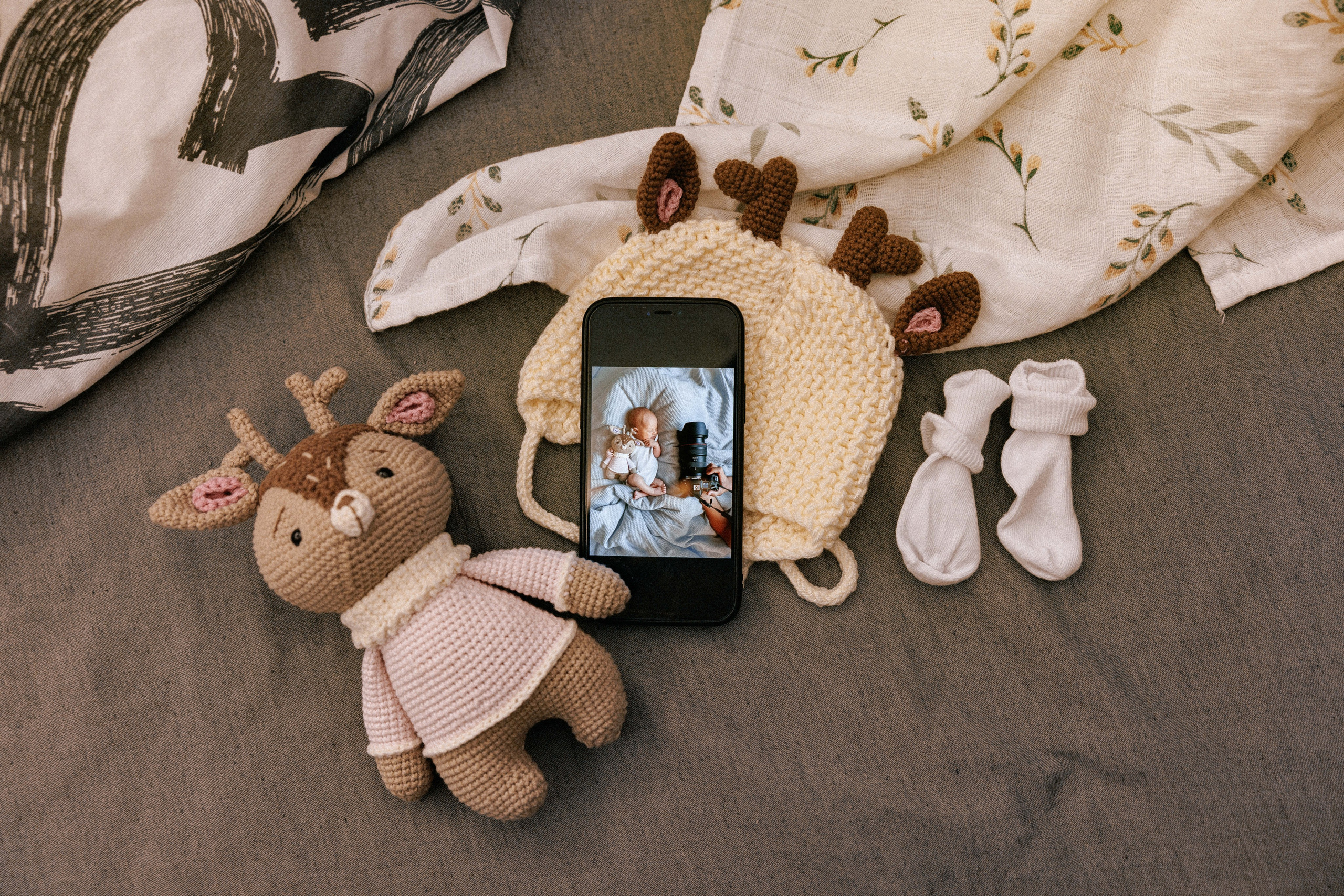 Family photo session at home. home family photo session with a newborn. Ivan Skufinsky — wedding and family photographer in Vancouver