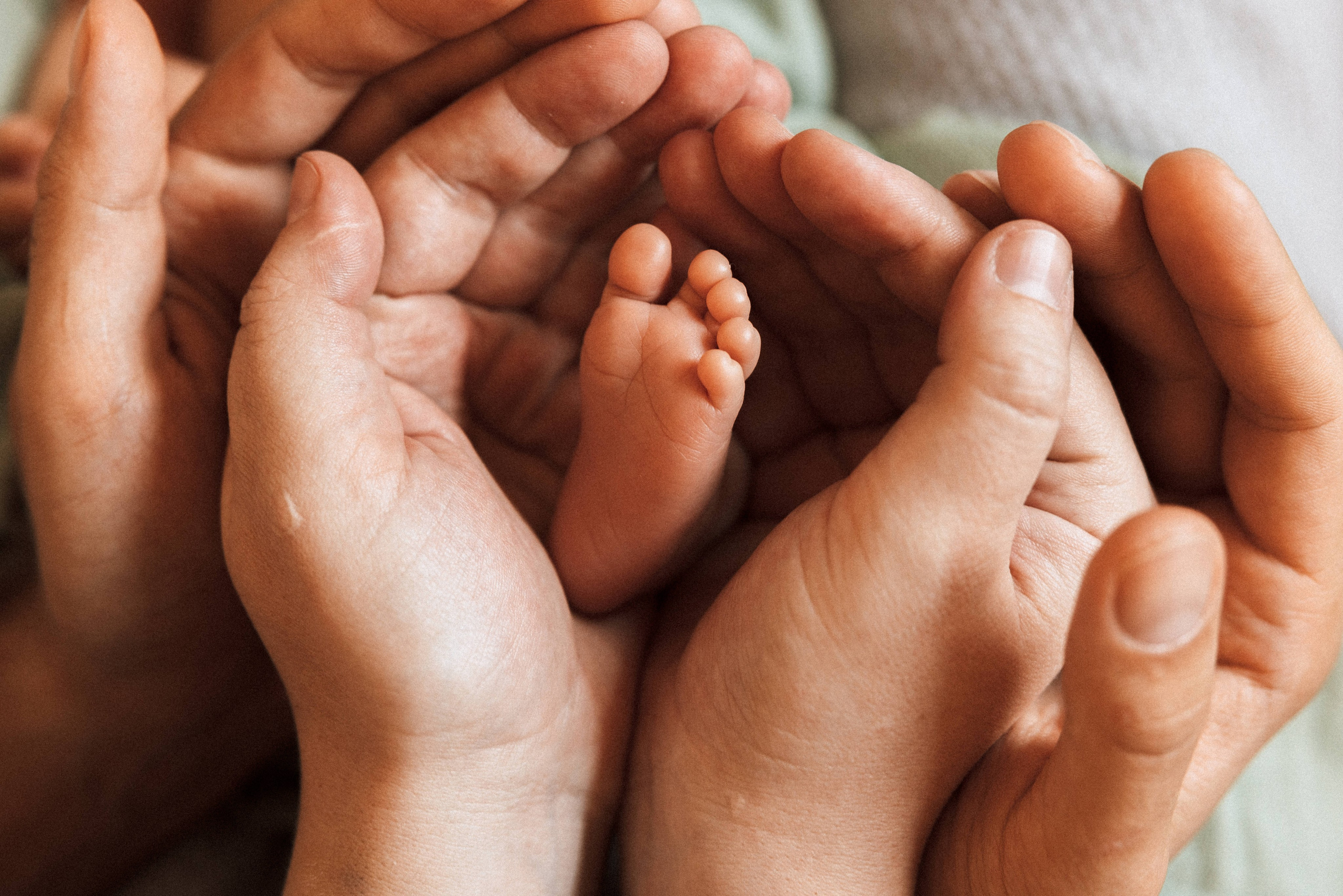 Family photo session at home. home family photo session with a newborn. Ivan Skufinsky — wedding and family photographer in Vancouver