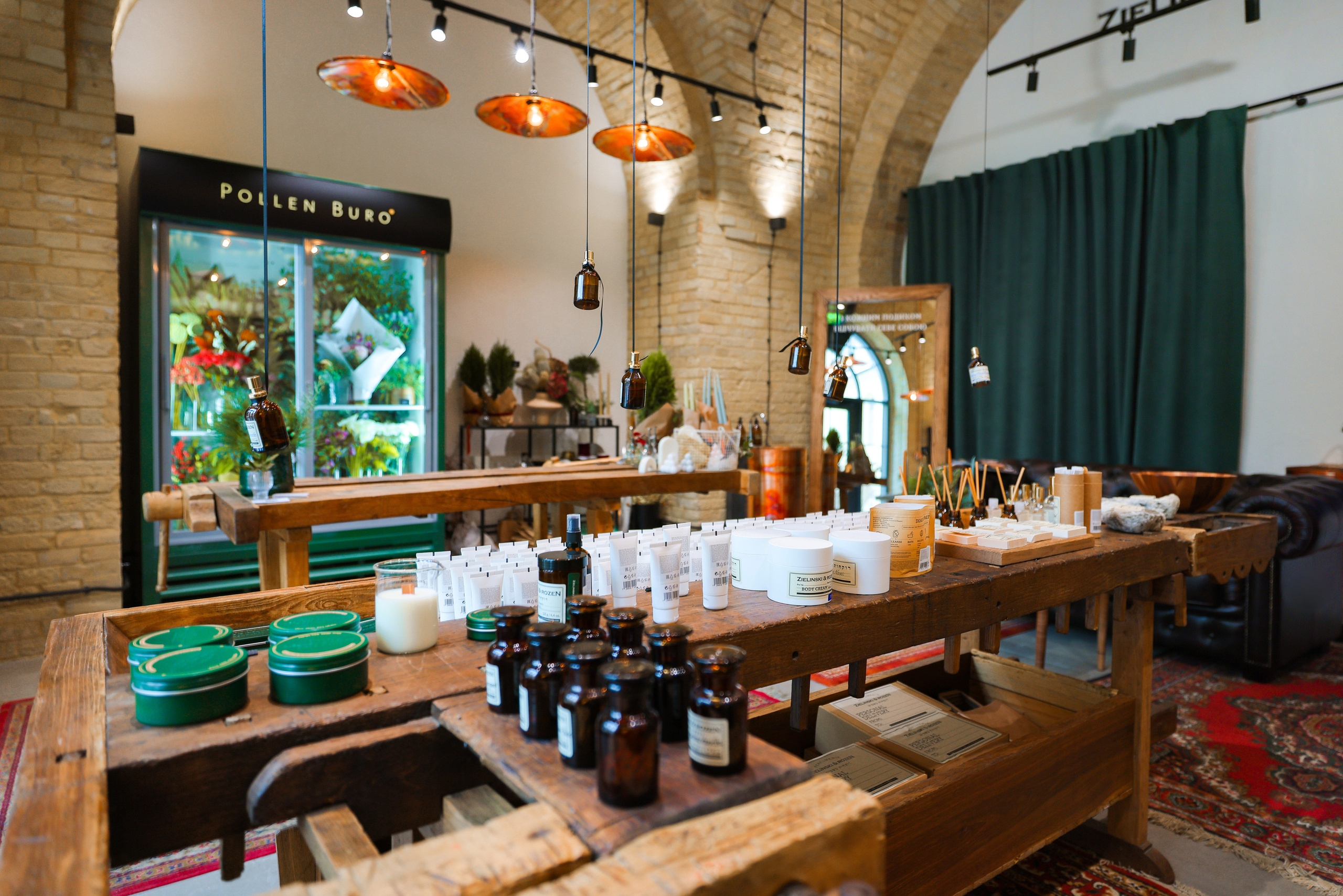 PERFUMERIE ZIELINSKI & ROZEN. Ivan Skufinsky — wedding and family photographer in Vancouver