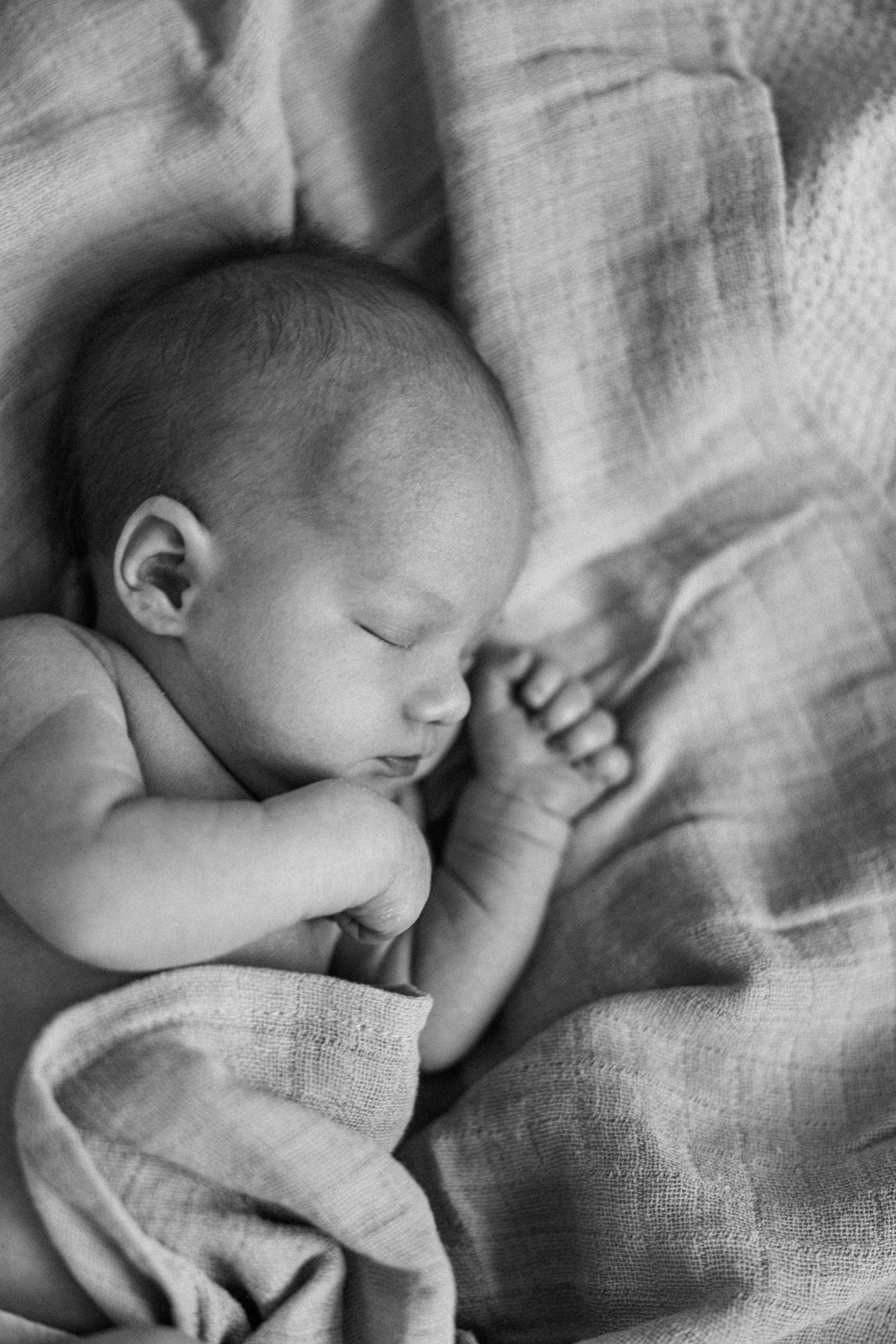 Family photo session at home. home family photo session with a newborn. Ivan Skufinsky — wedding and family photographer in Vancouver