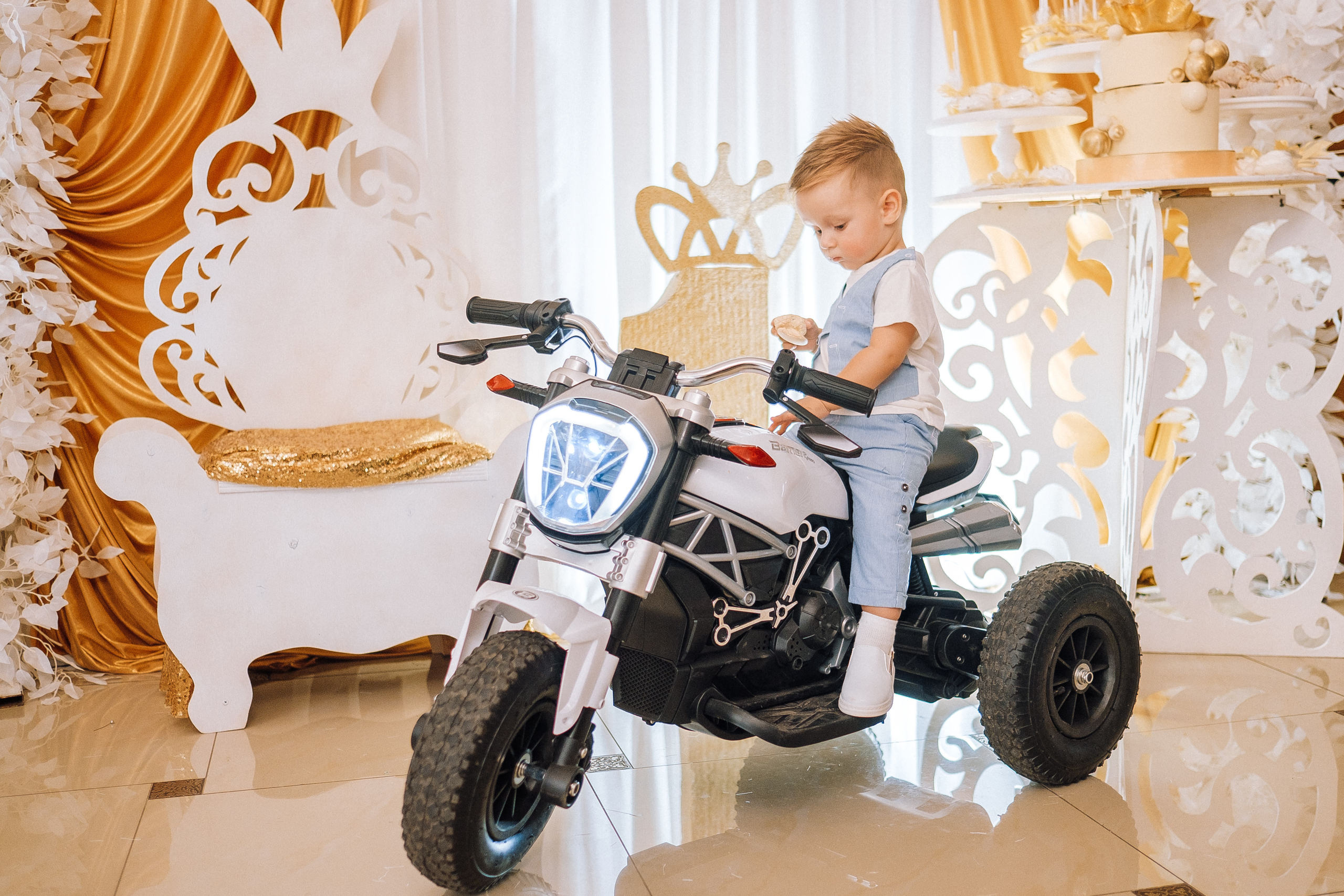 Версаль. Назару 1 рік =). Ivan Skufinsky — wedding and family photographer in Vancouver