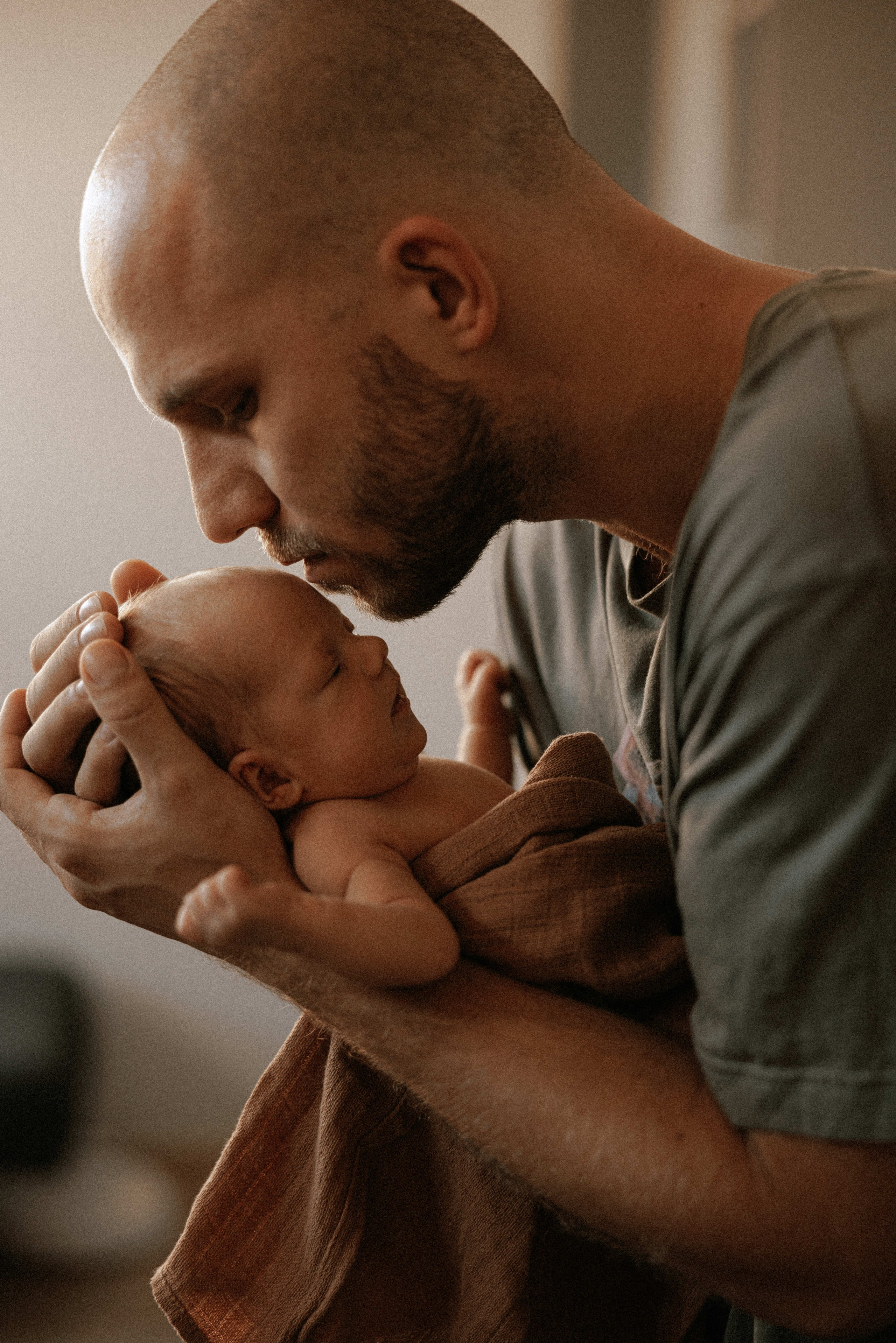 Family photo session at home. home family photo session with a newborn. Ivan Skufinsky — wedding and family photographer in Vancouver