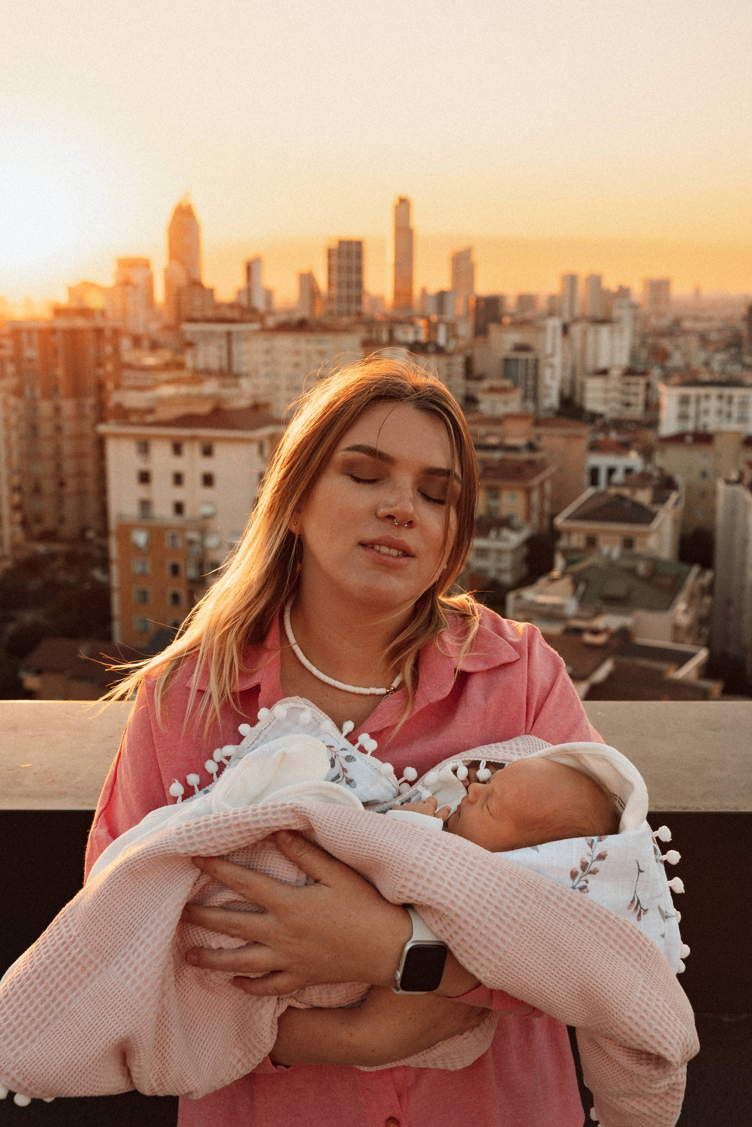 Family photo session at home. home family photo session with a newborn. Ivan Skufinsky — wedding and family photographer in Vancouver