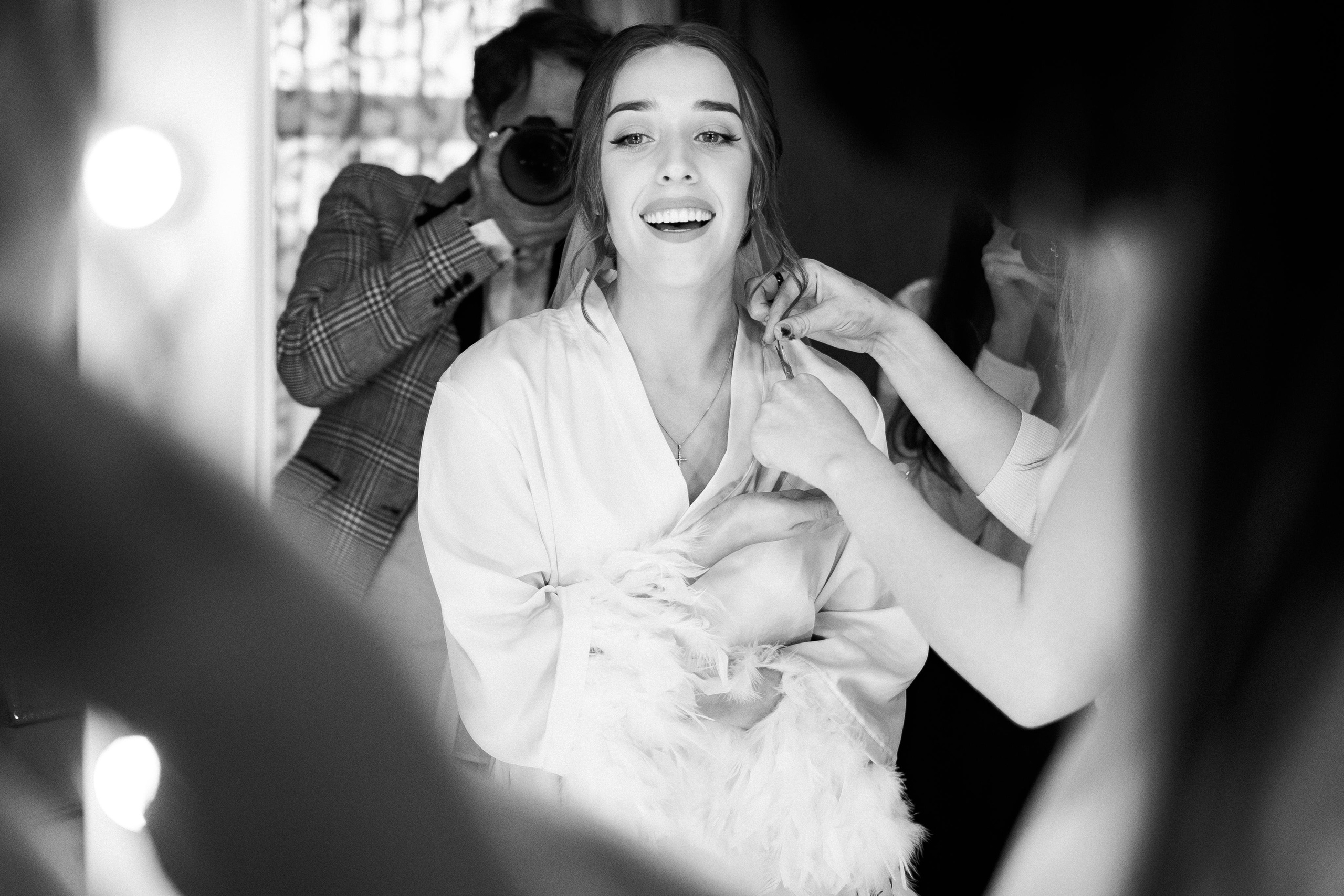 веселая невеста в зеркале