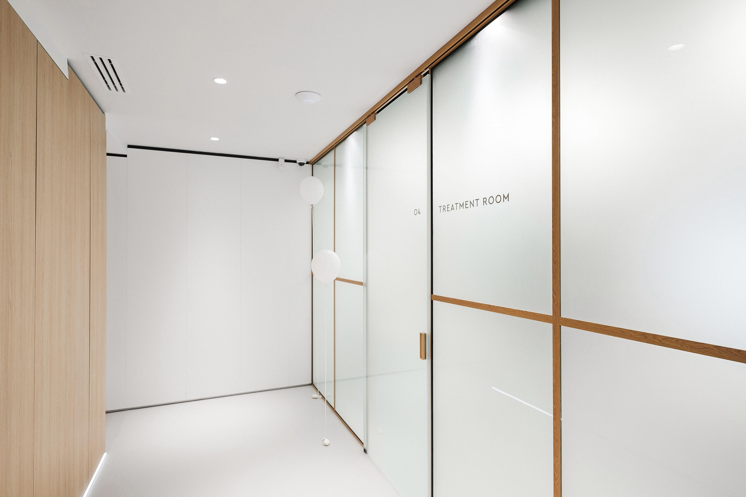 BEAUTY SAIOON OI. Ivan Skufinsky — wedding and family photographer in Vancouver