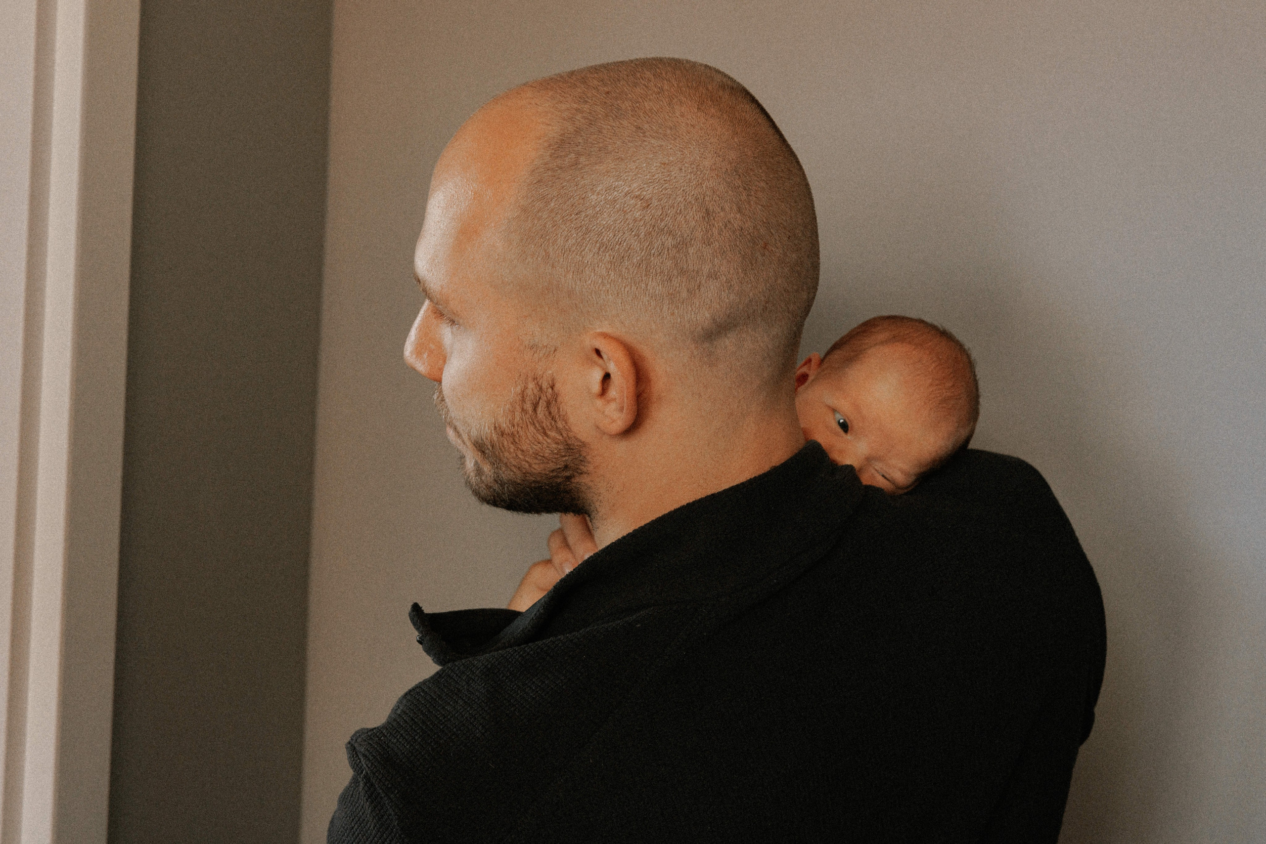 Family photo session at home. home family photo session with a newborn. Ivan Skufinsky — wedding and family photographer in Vancouver