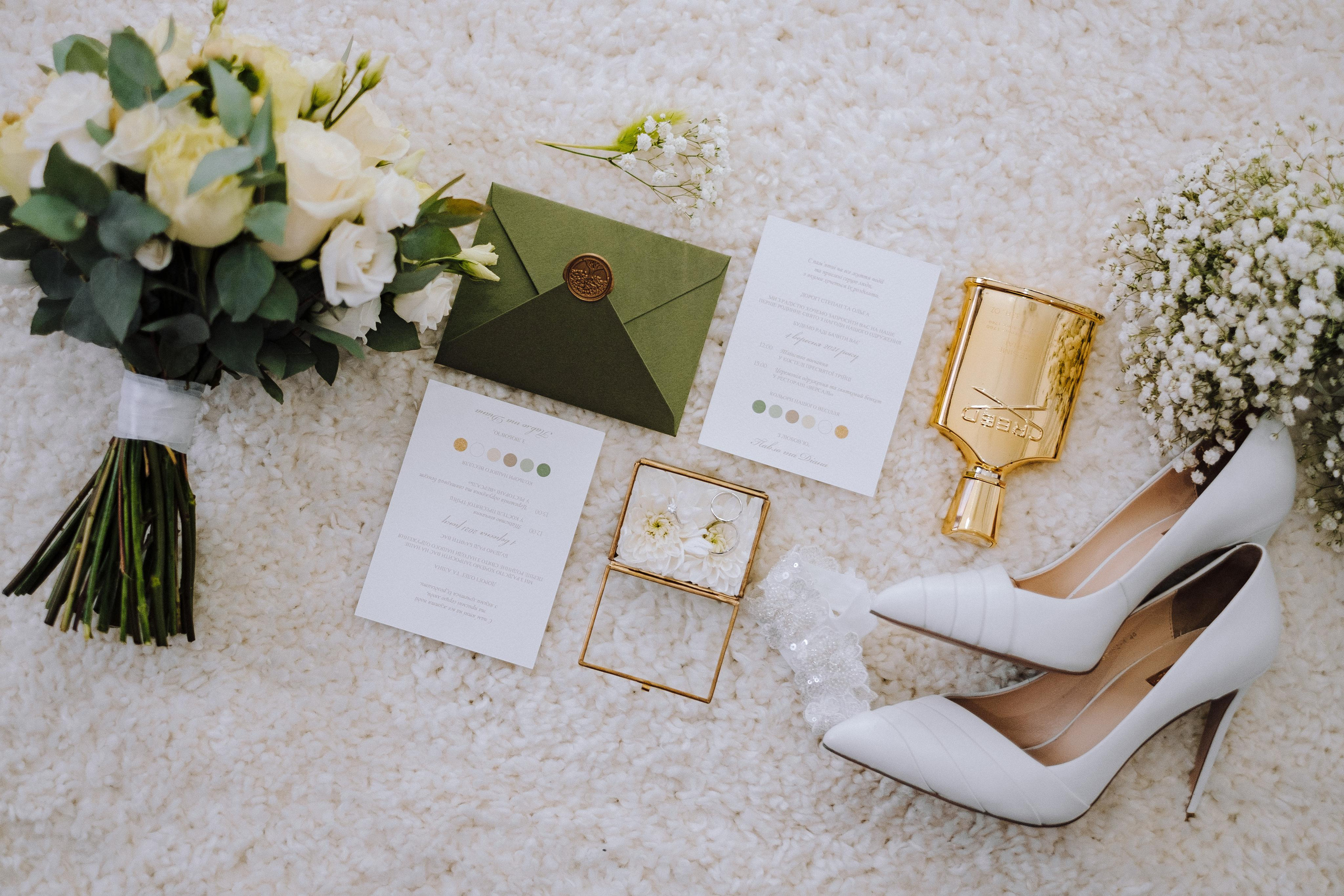 детали утра невесты, пригласительные, духи, туфли, букет невесты, кольца