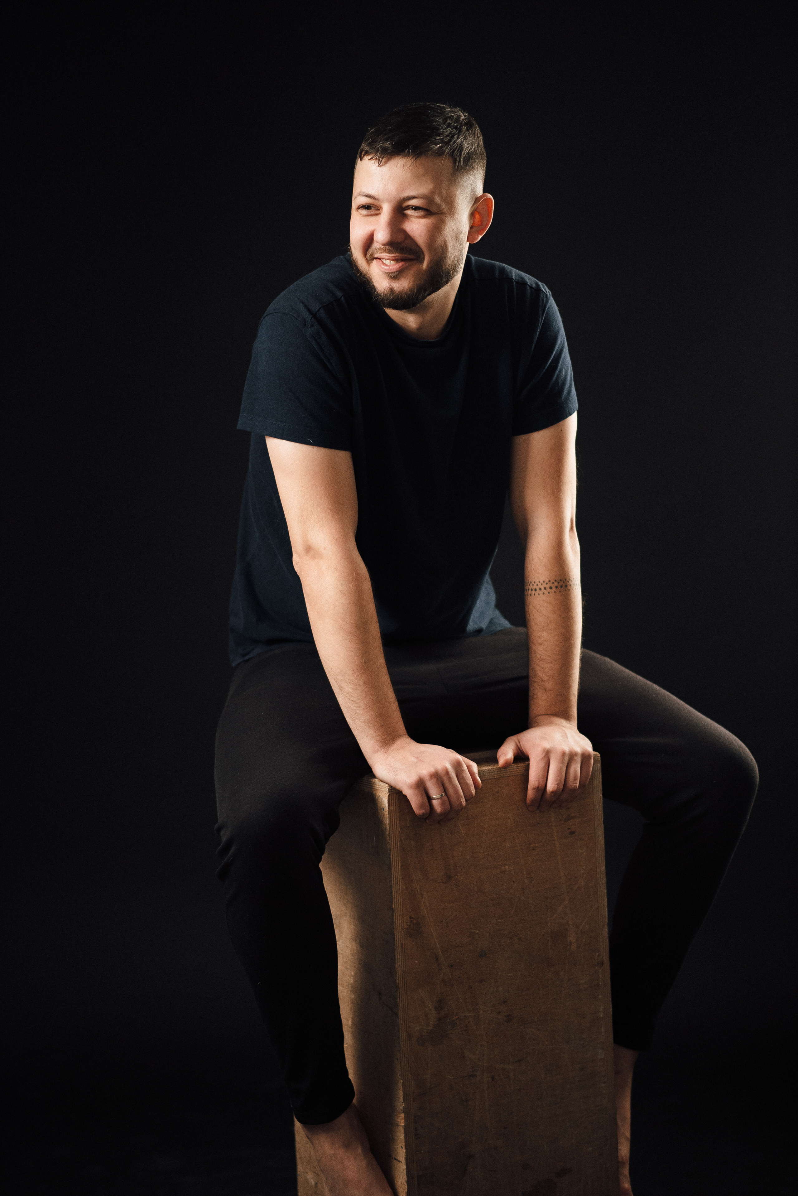 Pregnancy photo session in a photo studio with a dog. Ivan Skufinsky — wedding and family photographer in Vancouver