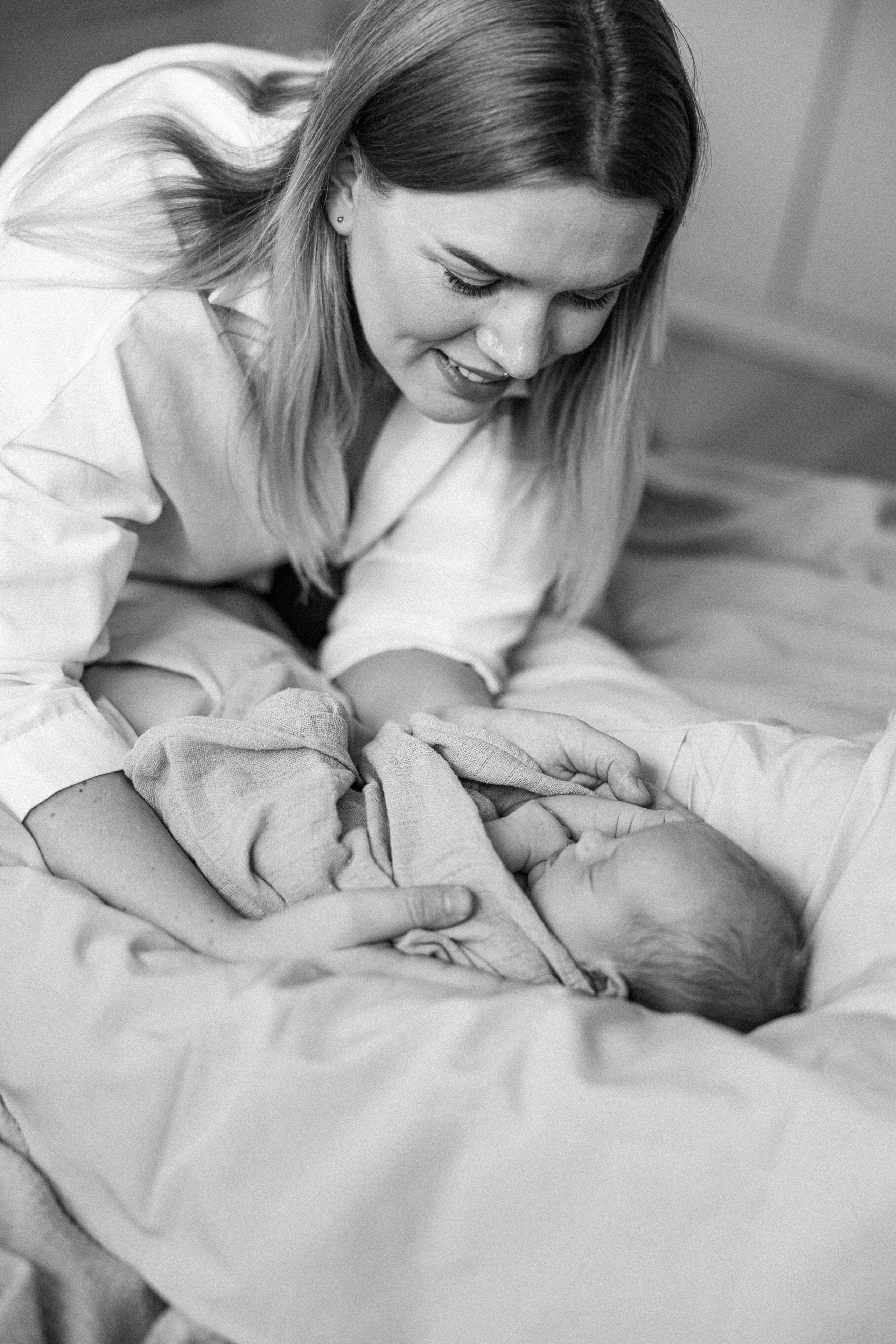 Family photo session at home. home family photo session with a newborn. Ivan Skufinsky — wedding and family photographer in Vancouver