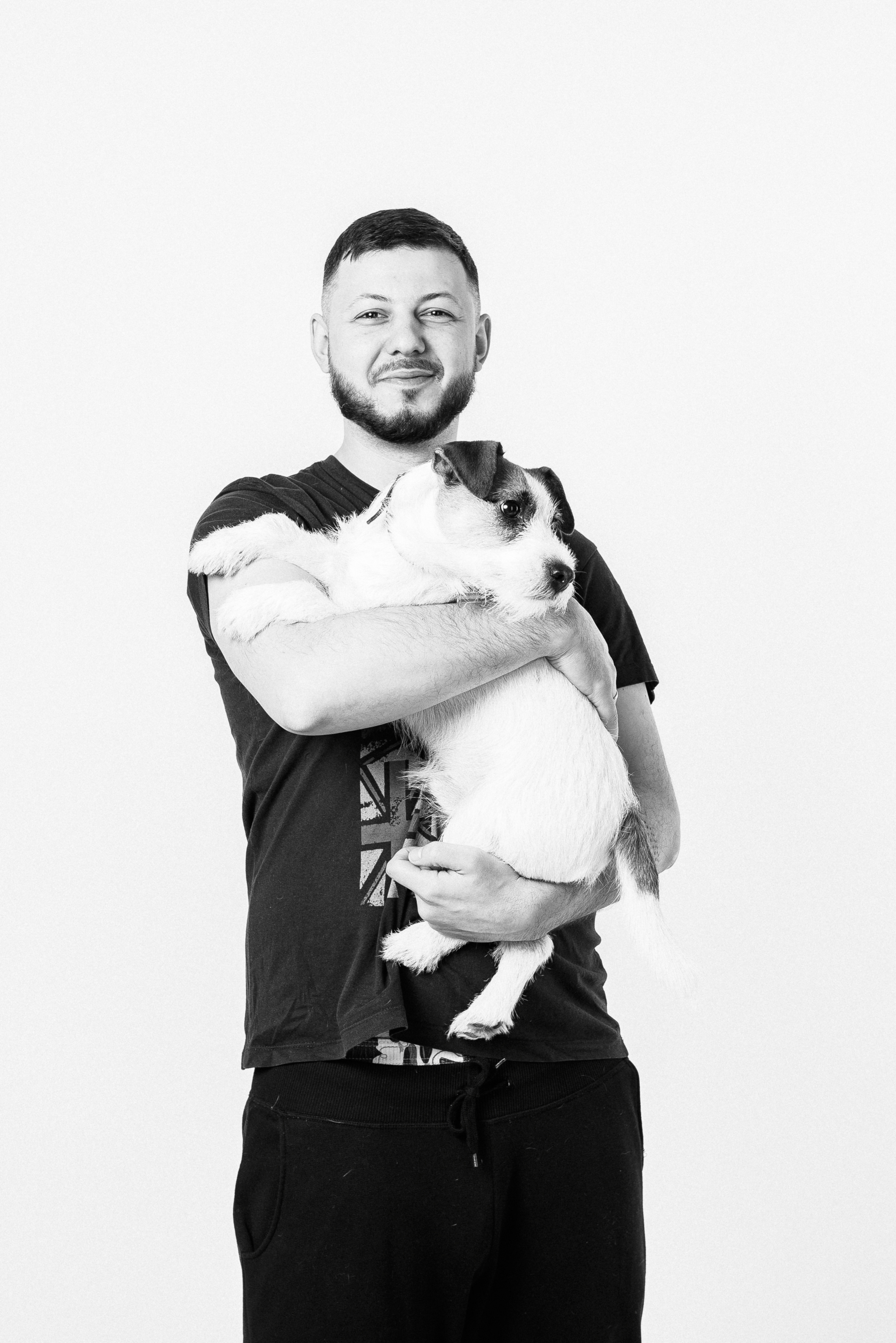 Pregnancy photo session in a photo studio with a dog. Ivan Skufinsky — wedding and family photographer in Vancouver