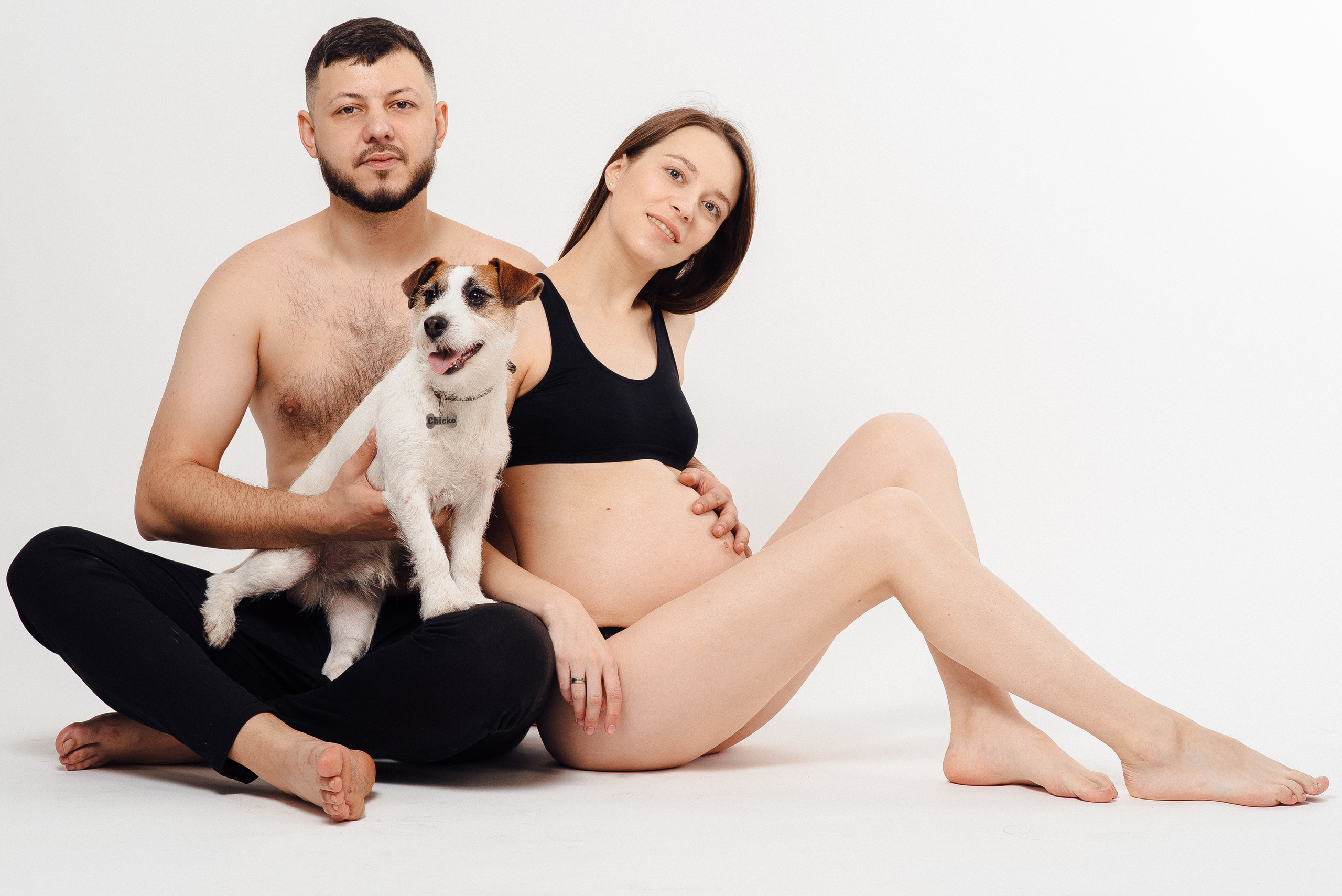 Pregnancy photo session in a photo studio with a dog. Ivan Skufinsky — wedding and family photographer in Vancouver