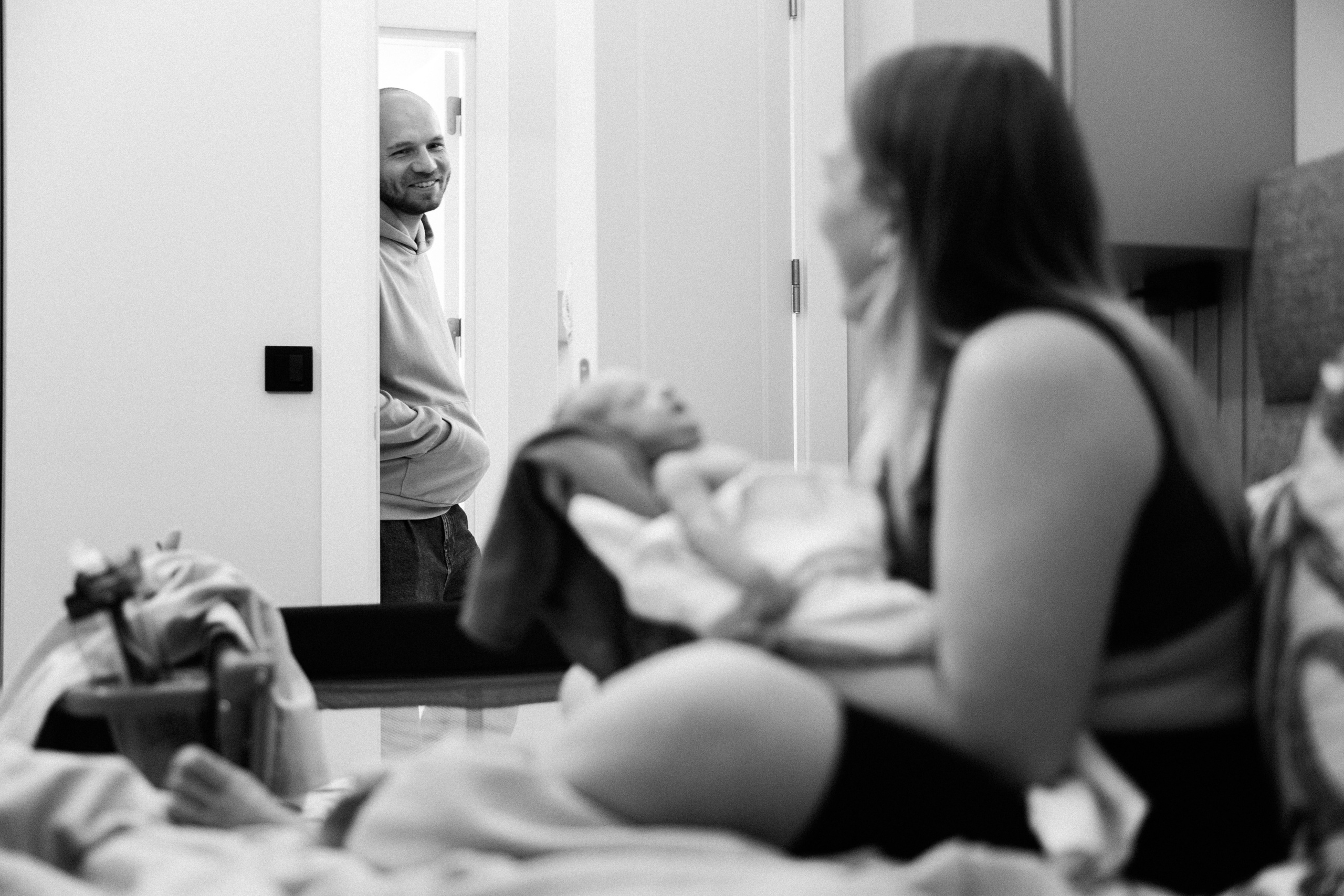 Family photo session at home. home family photo session with a newborn. Ivan Skufinsky — wedding and family photographer in Vancouver