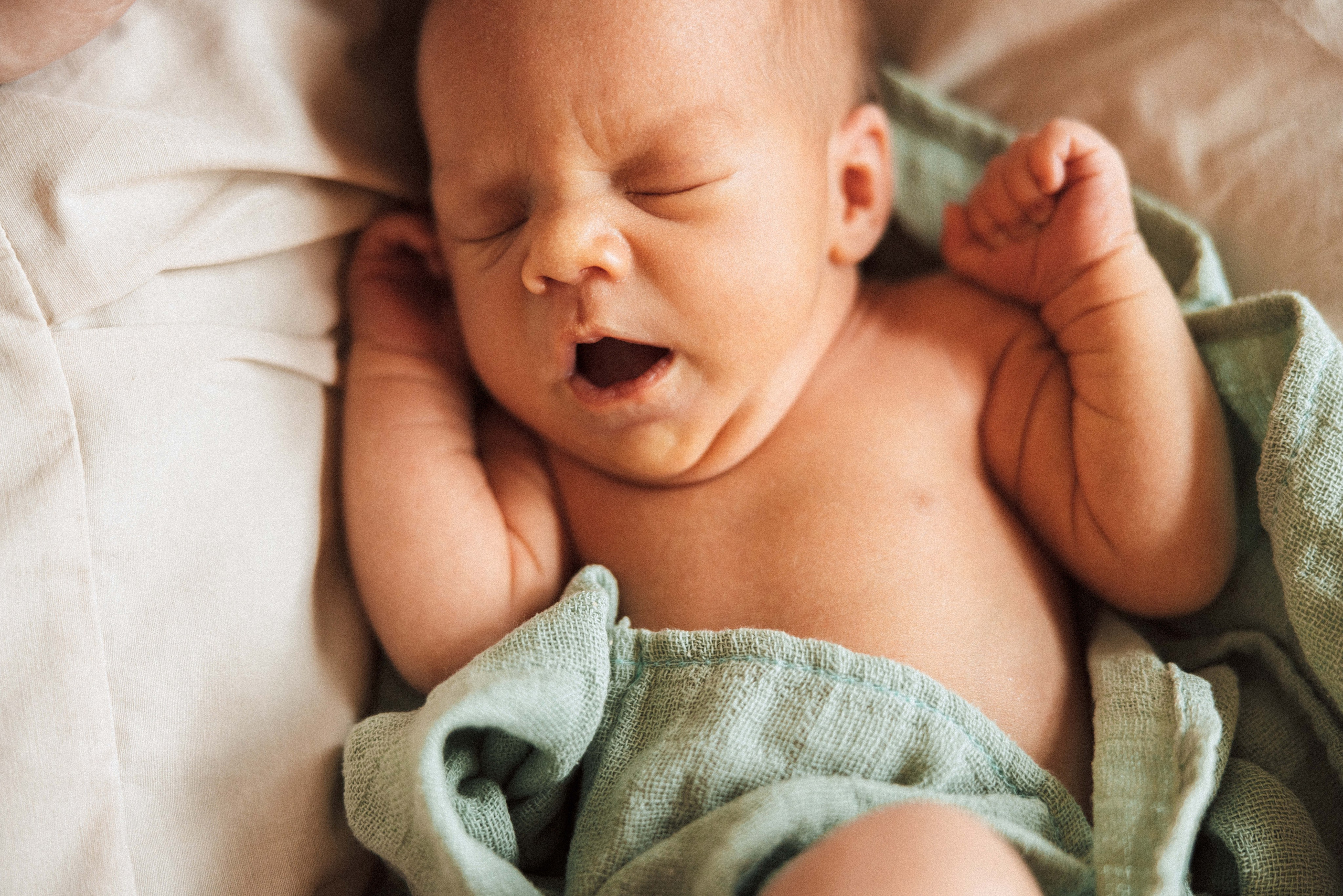 Family photo session at home. home family photo session with a newborn. Ivan Skufinsky — wedding and family photographer in Vancouver