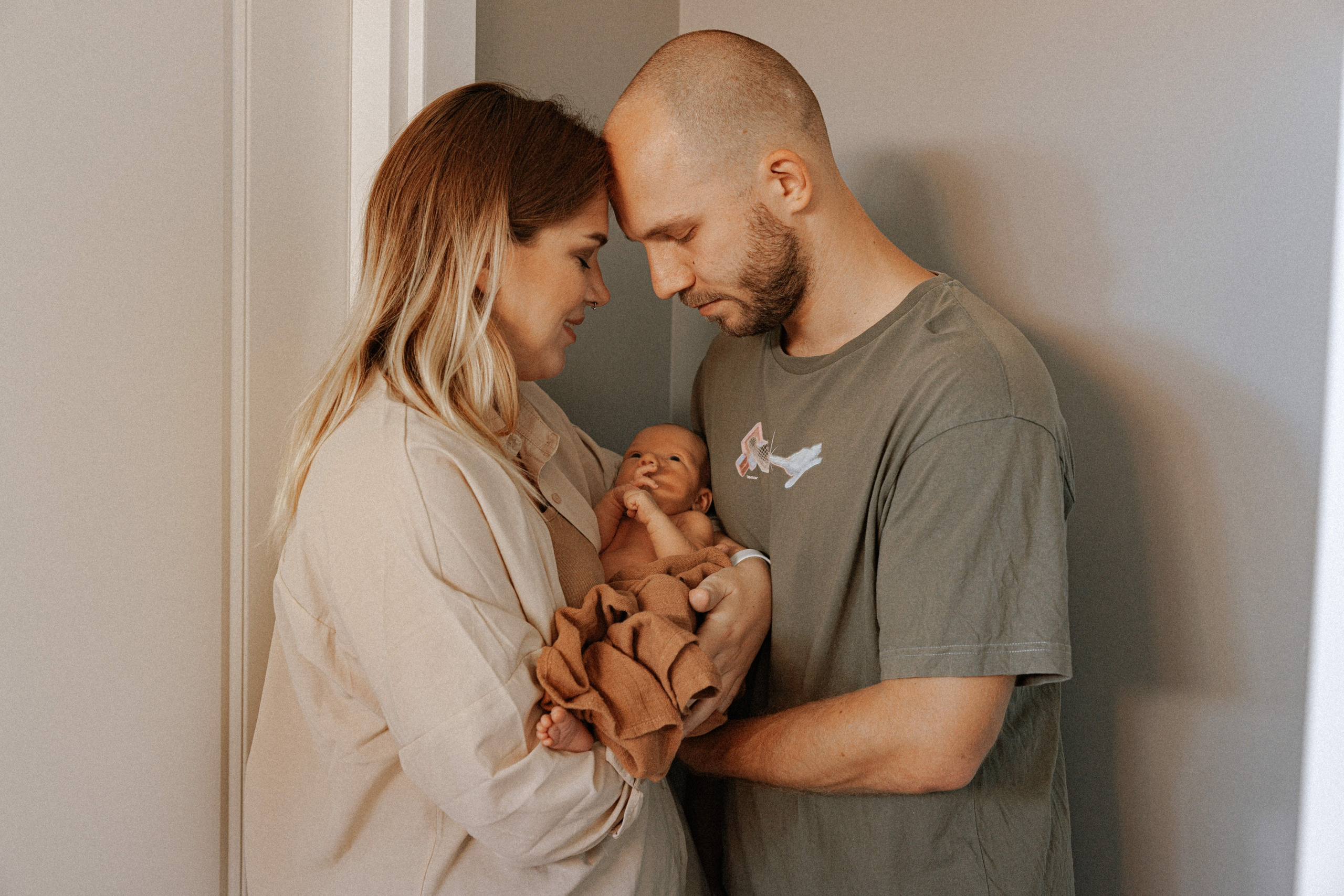 Family photo session at home. home family photo session with a newborn. Ivan Skufinsky — wedding and family photographer in Vancouver