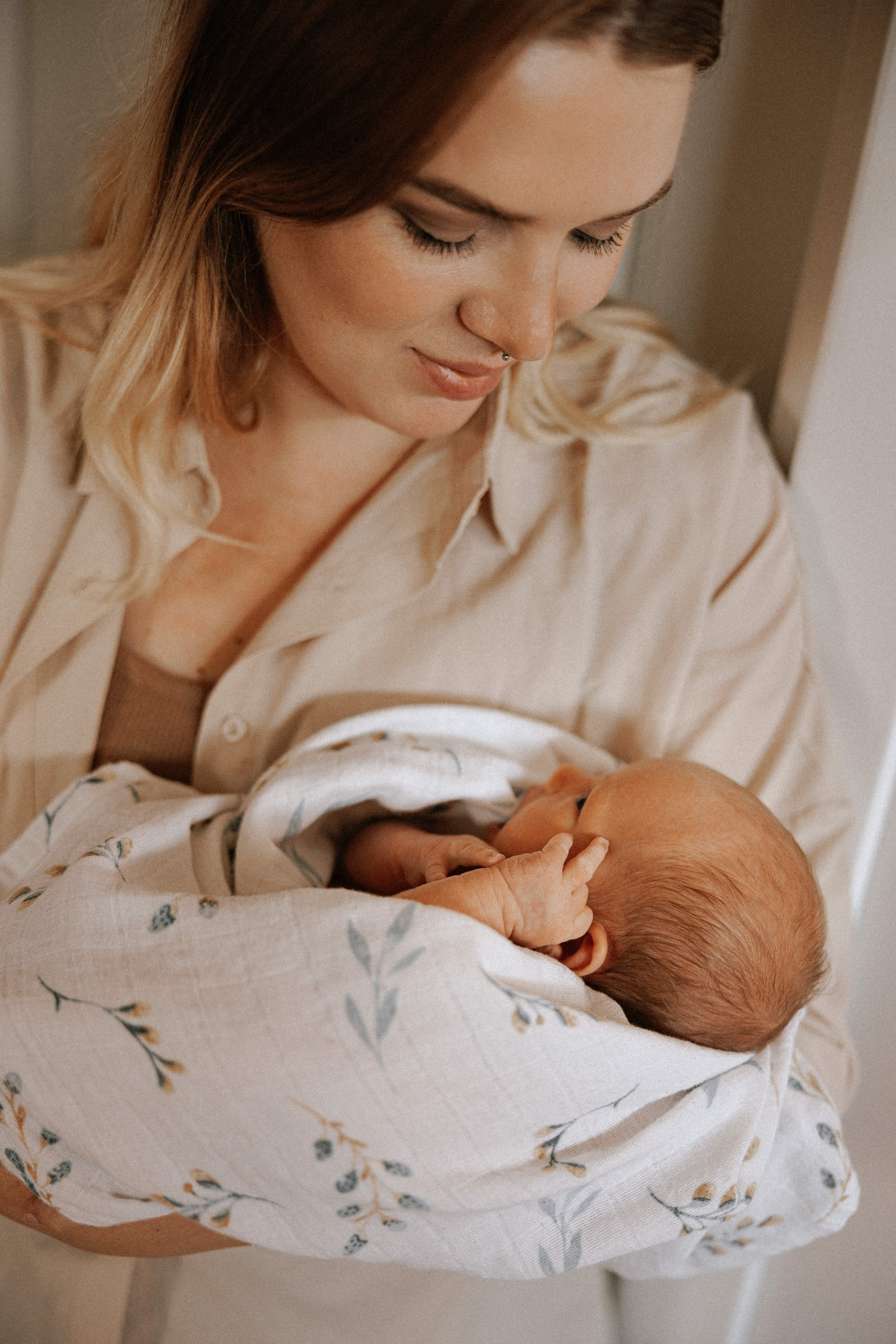 Family photo session at home. home family photo session with a newborn. Ivan Skufinsky — wedding and family photographer in Vancouver