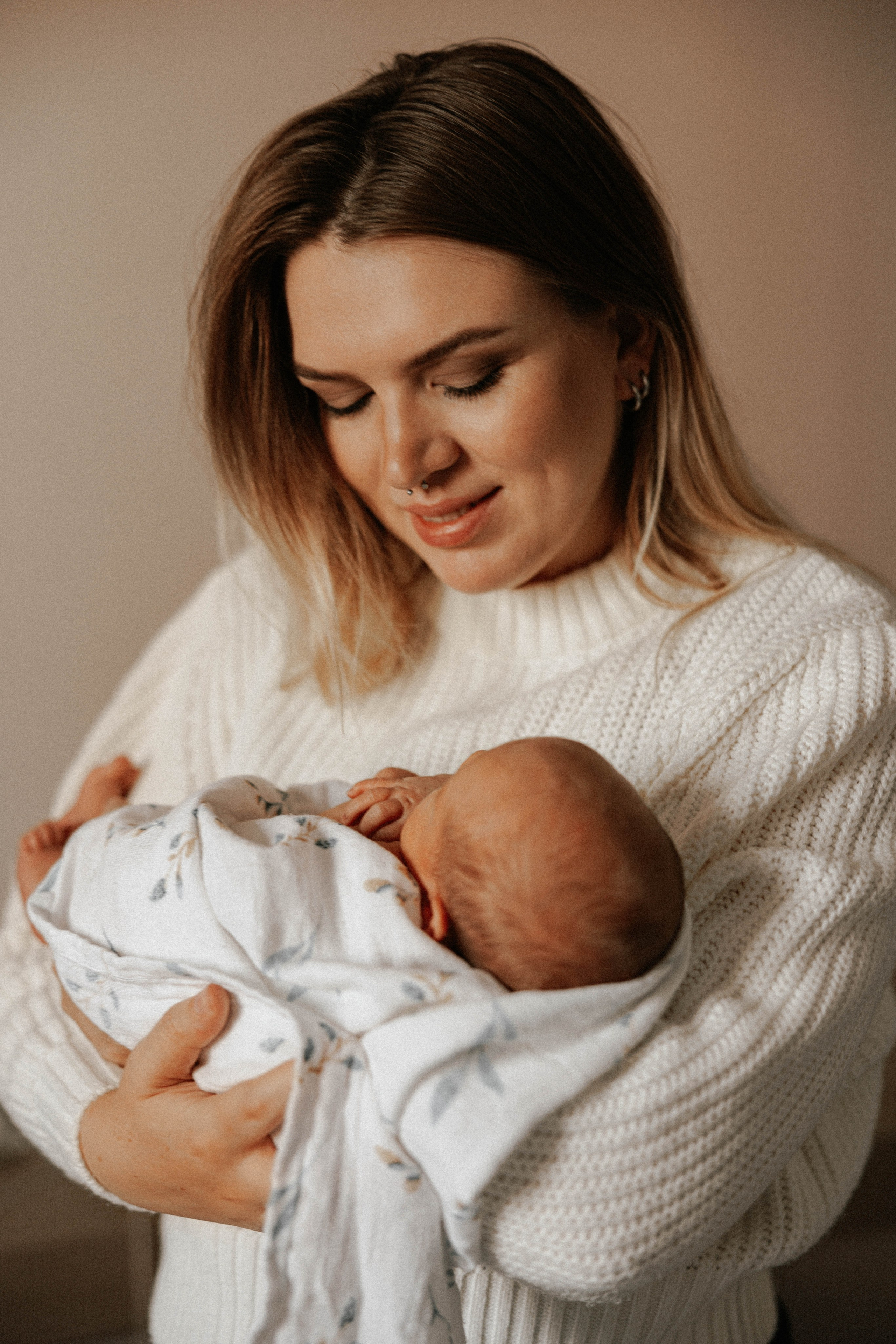Family photo session at home. home family photo session with a newborn. Ivan Skufinsky — wedding and family photographer in Vancouver