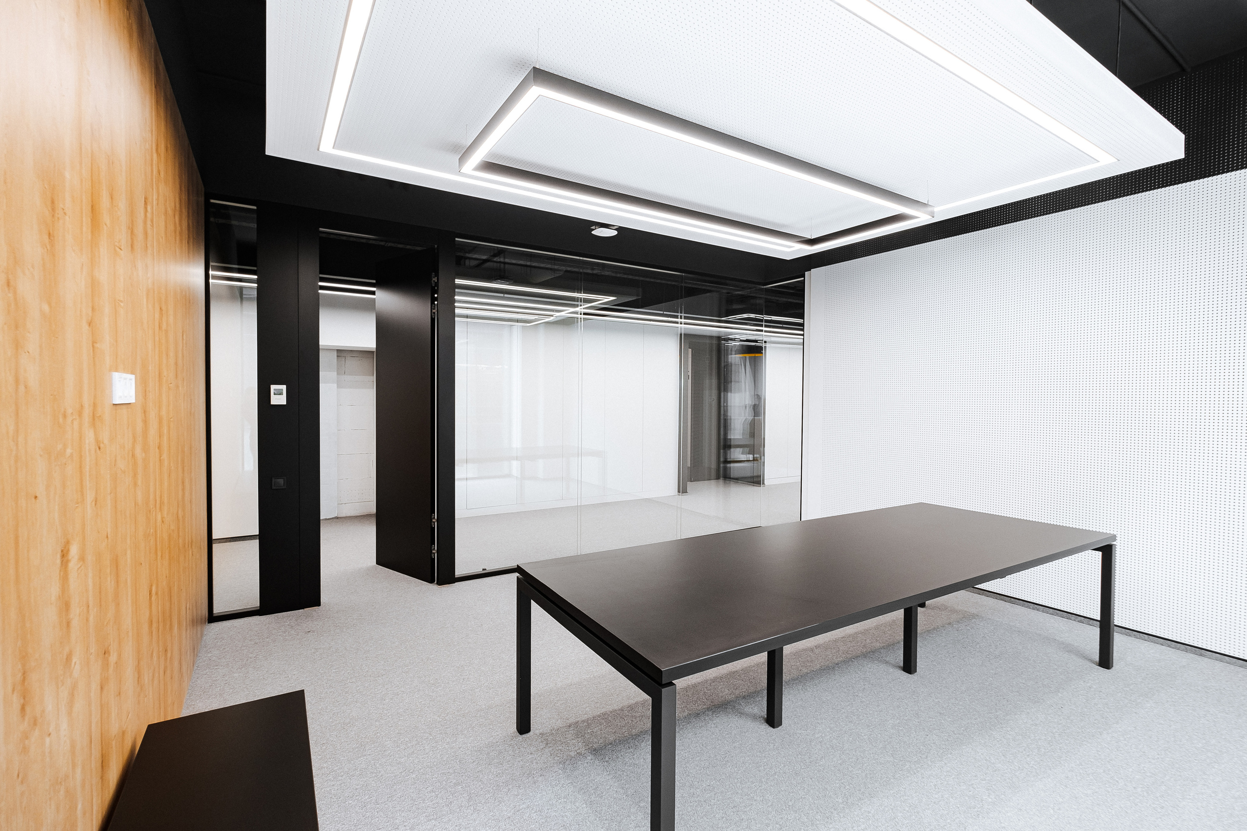 переговорная комната, большой стол по центру