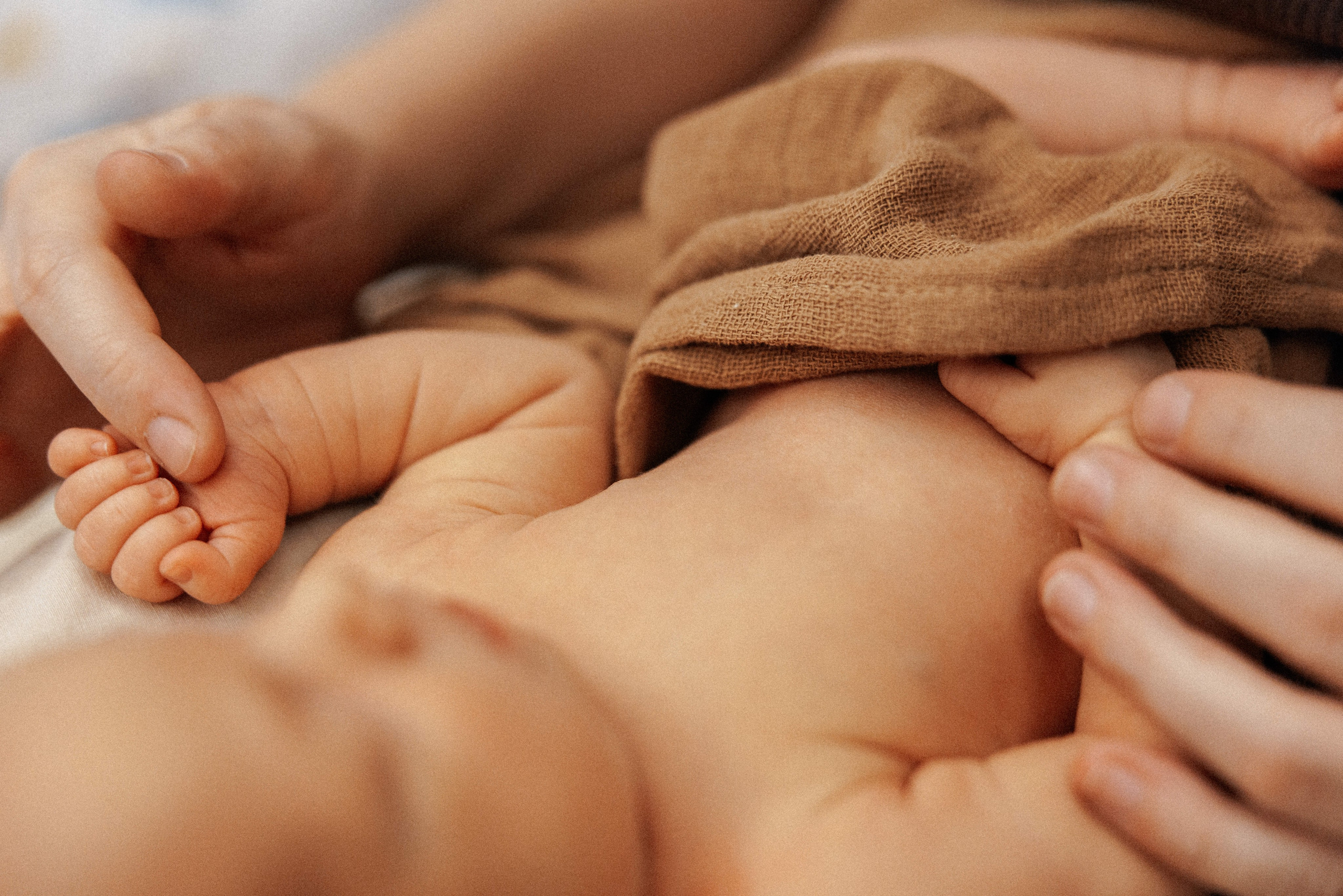 Family photo session at home. home family photo session with a newborn. Ivan Skufinsky — wedding and family photographer in Vancouver