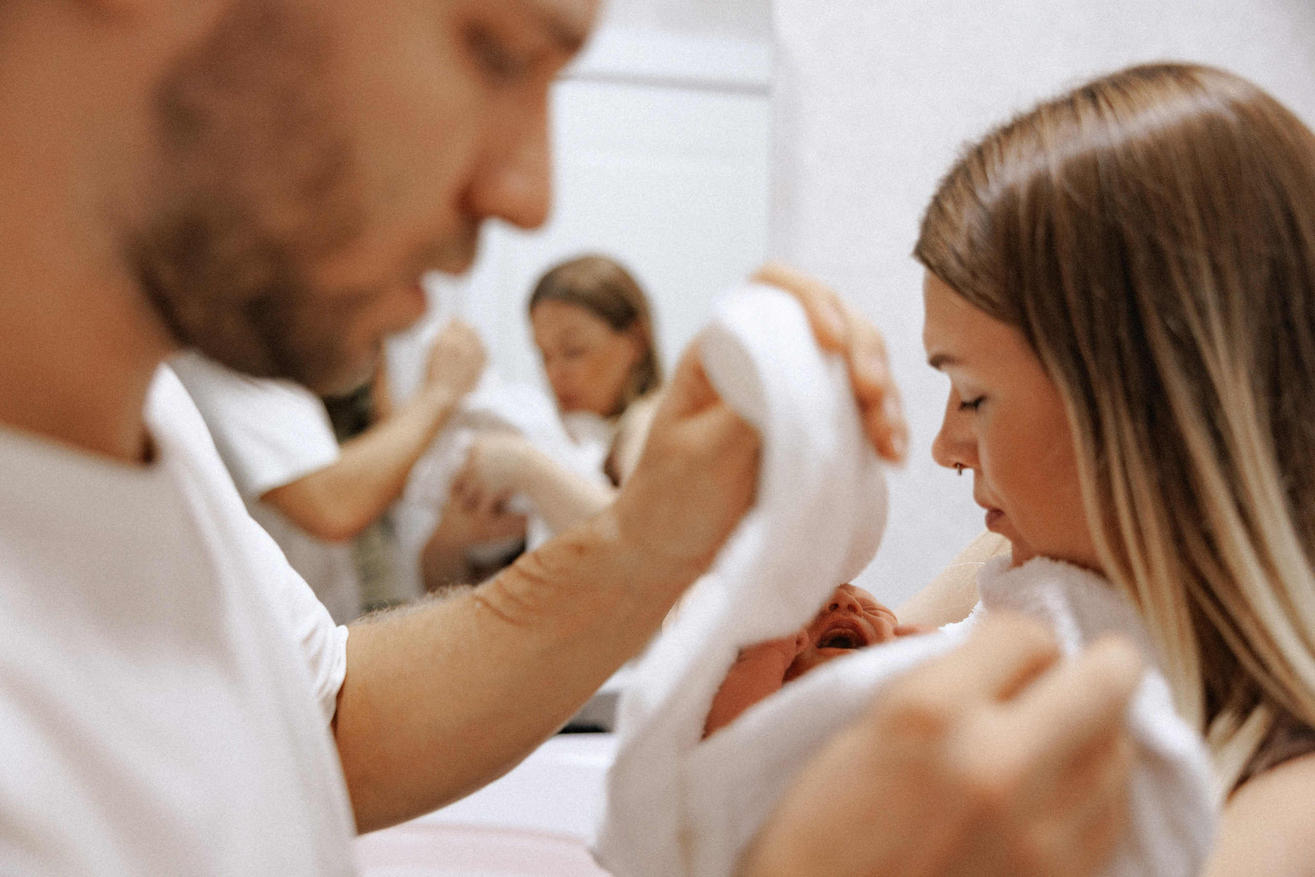 Family photo session at home. home family photo session with a newborn. Ivan Skufinsky — wedding and family photographer in Vancouver