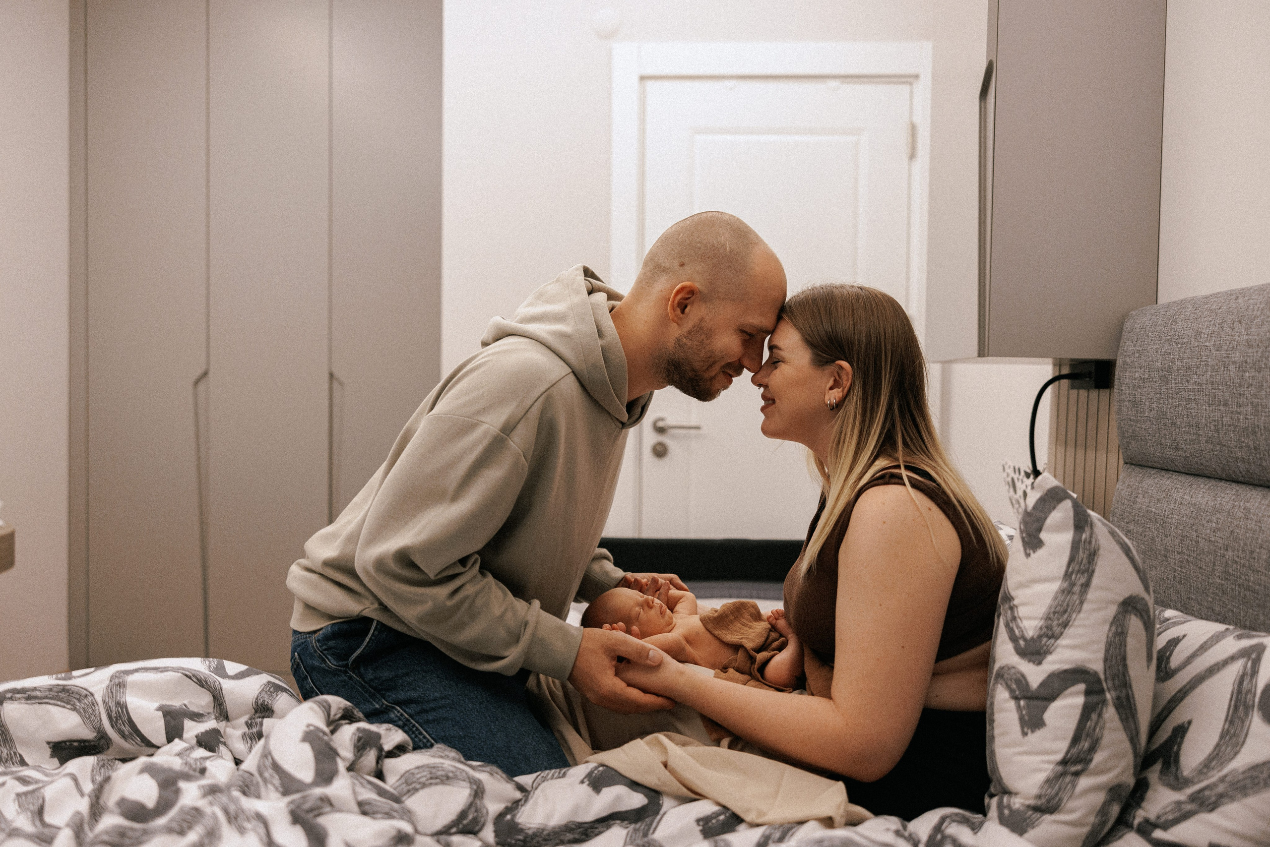 Family photo session at home. home family photo session with a newborn. Ivan Skufinsky — wedding and family photographer in Vancouver