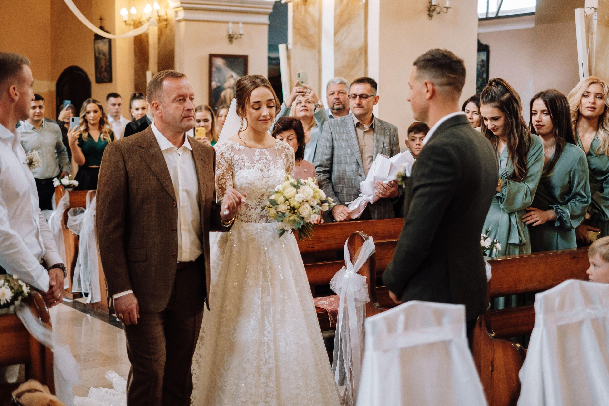 папа передает невесту жениху  на венчании в костеле