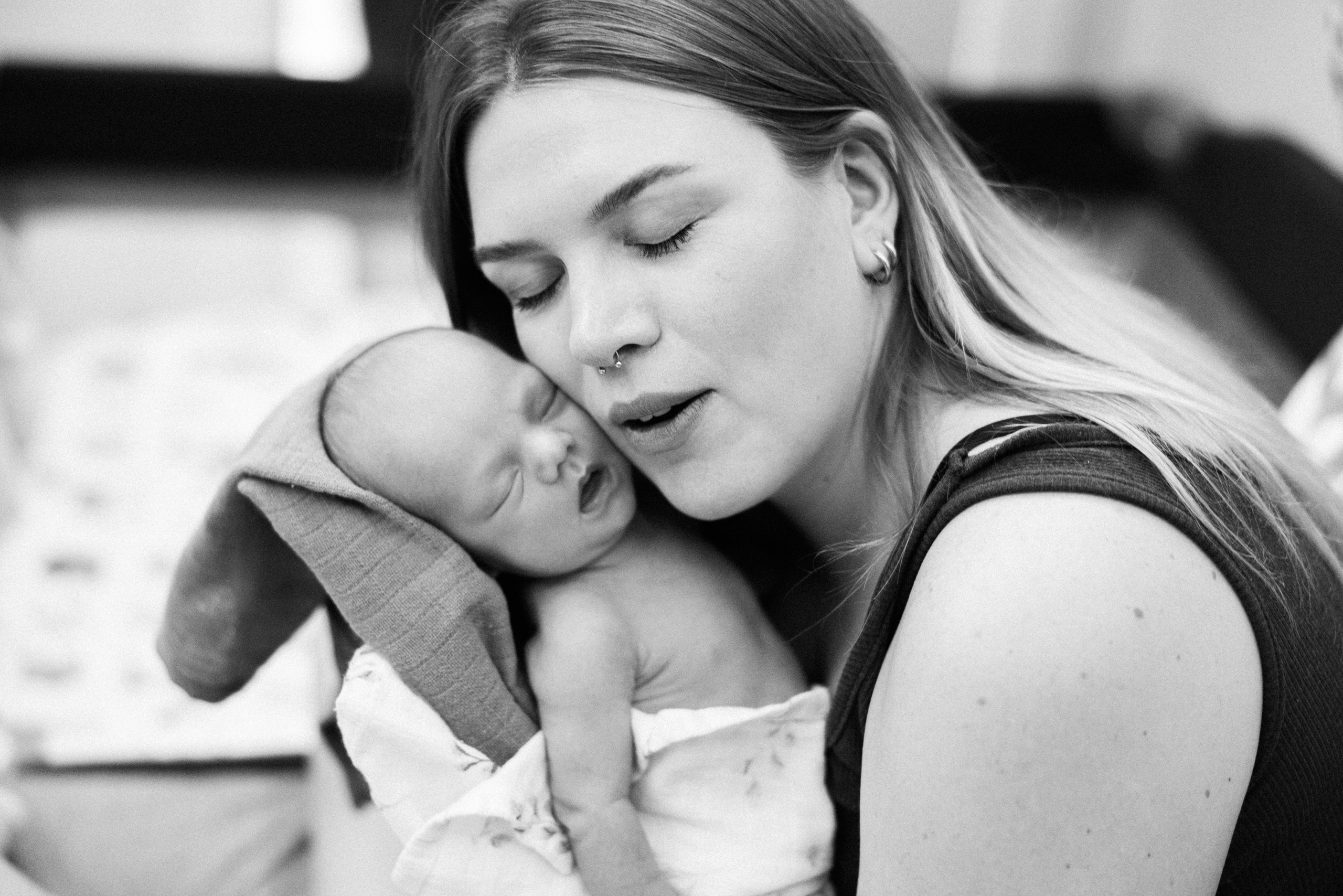 Family photo session at home. home family photo session with a newborn. Ivan Skufinsky — wedding and family photographer in Vancouver