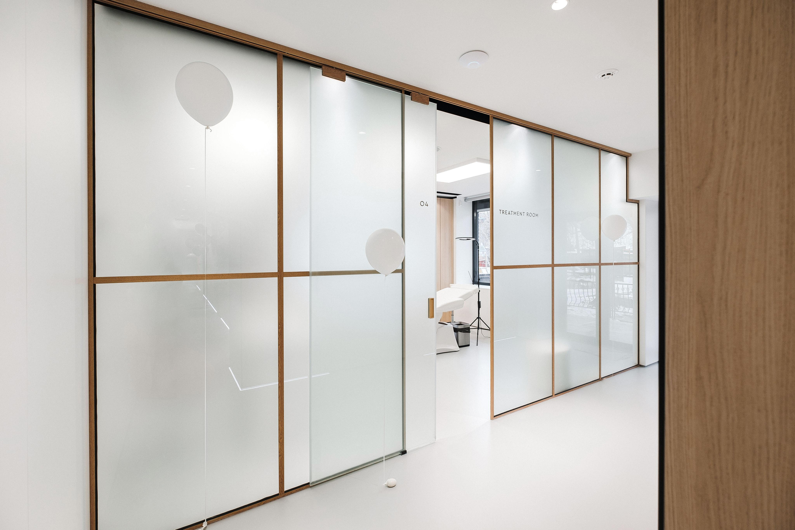 BEAUTY SAIOON OI. Ivan Skufinsky — wedding and family photographer in Vancouver