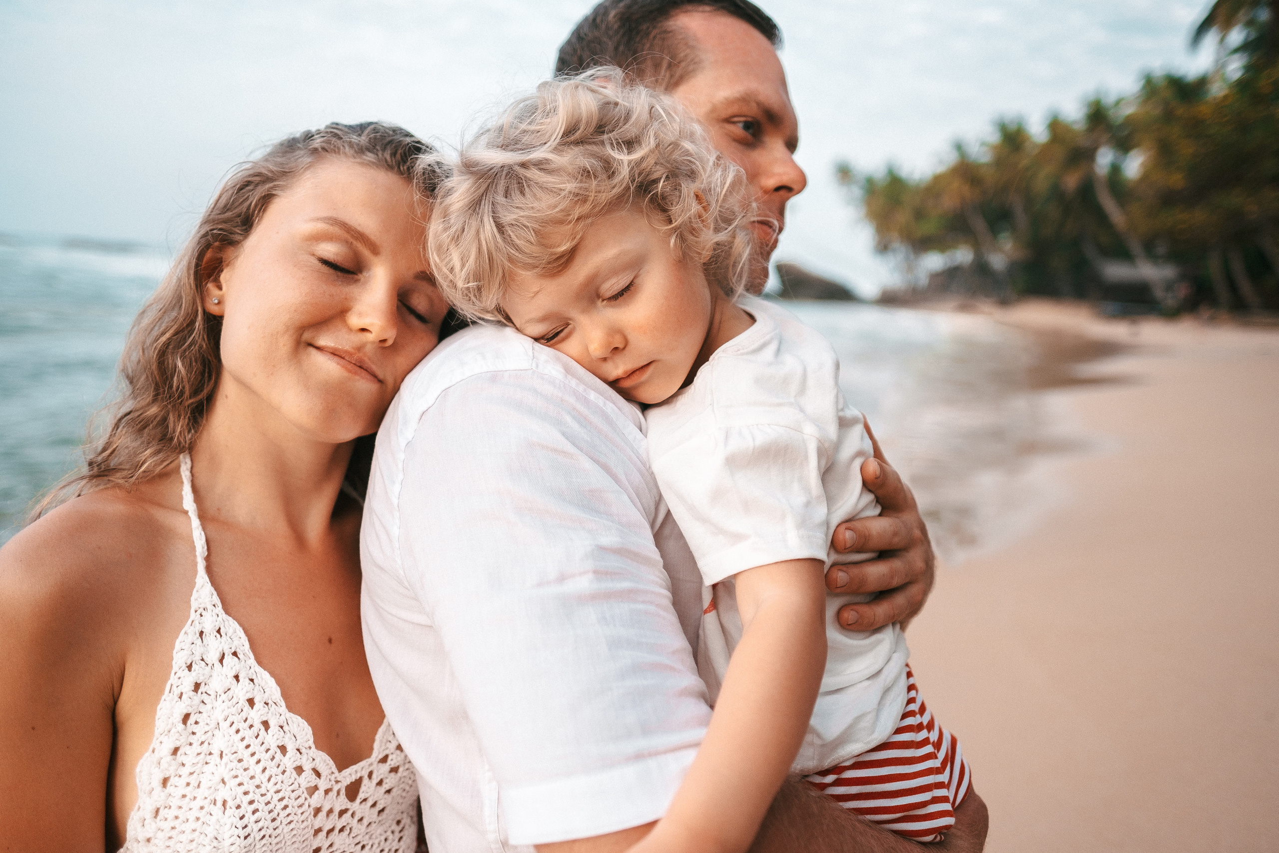 Gena+Katya+Liza Dalavella beach. Ivan Skufinsky — wedding and family photographer in Vancouver