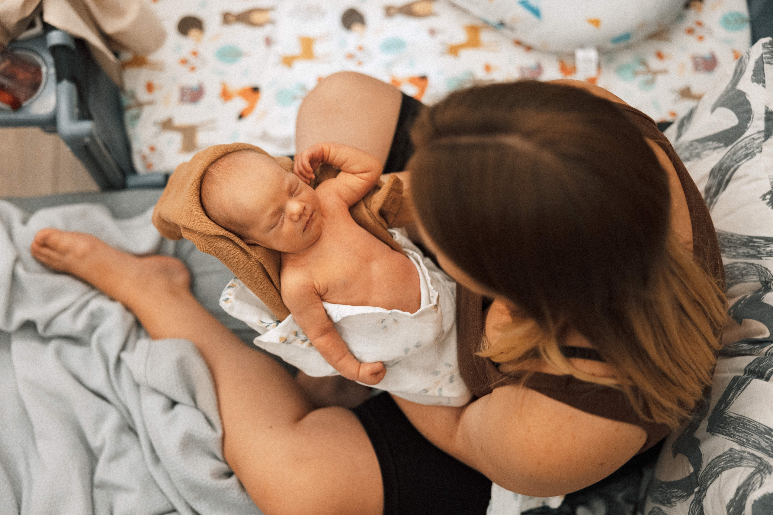 Family photo session at home. home family photo session with a newborn. Ivan Skufinsky — wedding and family photographer in Vancouver