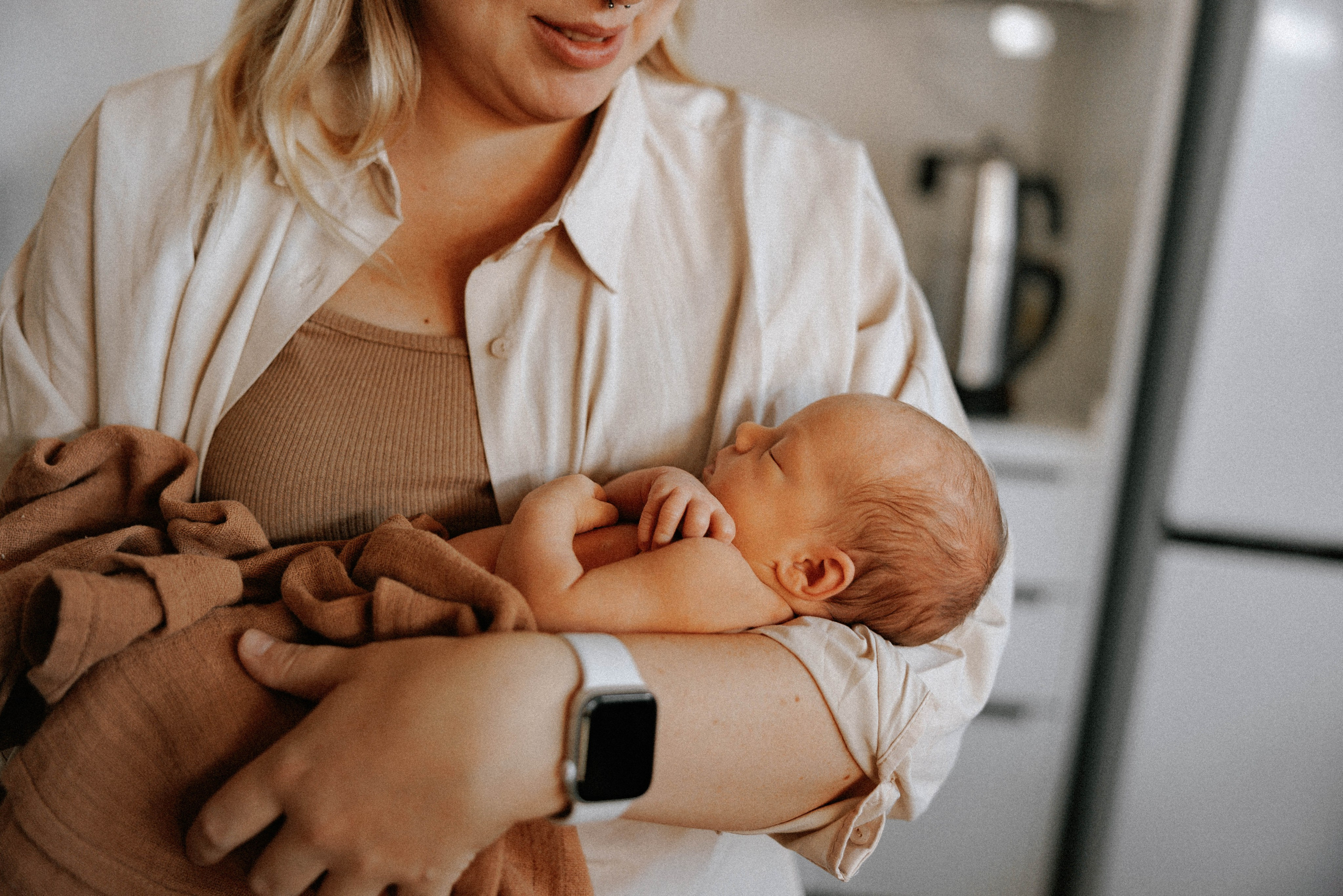 Family photo session at home. home family photo session with a newborn. Ivan Skufinsky — wedding and family photographer in Vancouver
