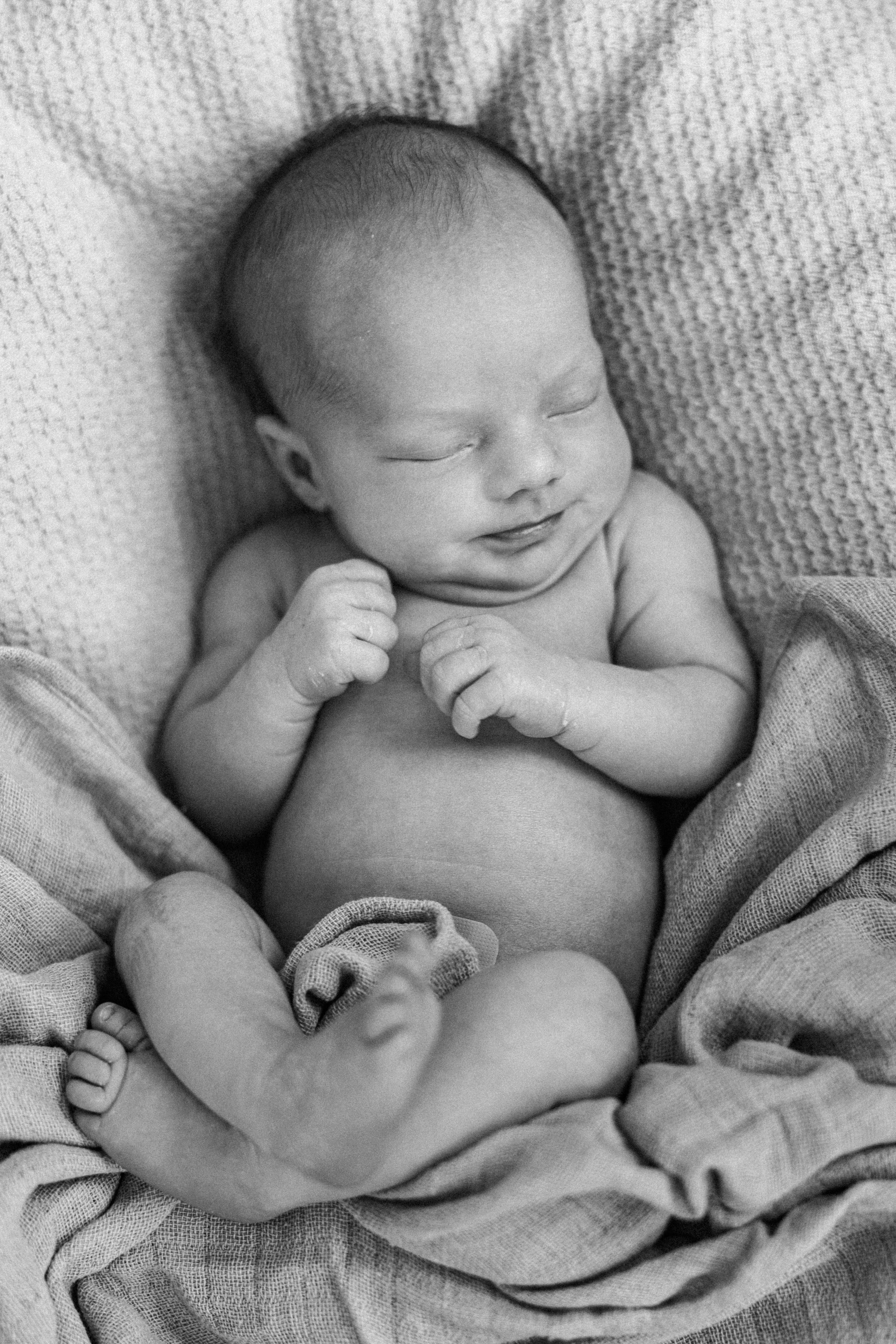 Family photo session at home. home family photo session with a newborn. Ivan Skufinsky — wedding and family photographer in Vancouver