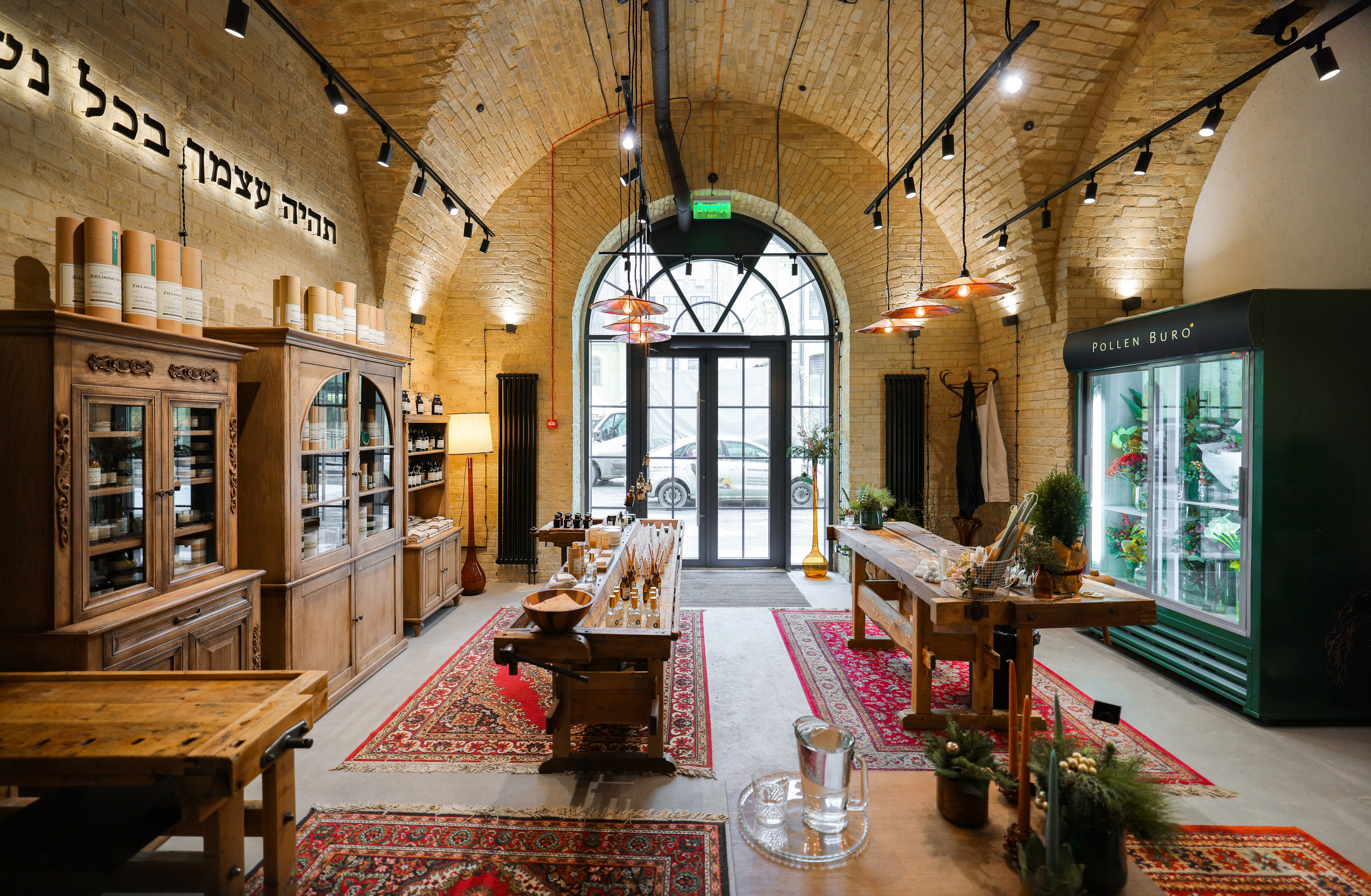 PERFUMERIE ZIELINSKI & ROZEN. Ivan Skufinsky — wedding and family photographer in Vancouver