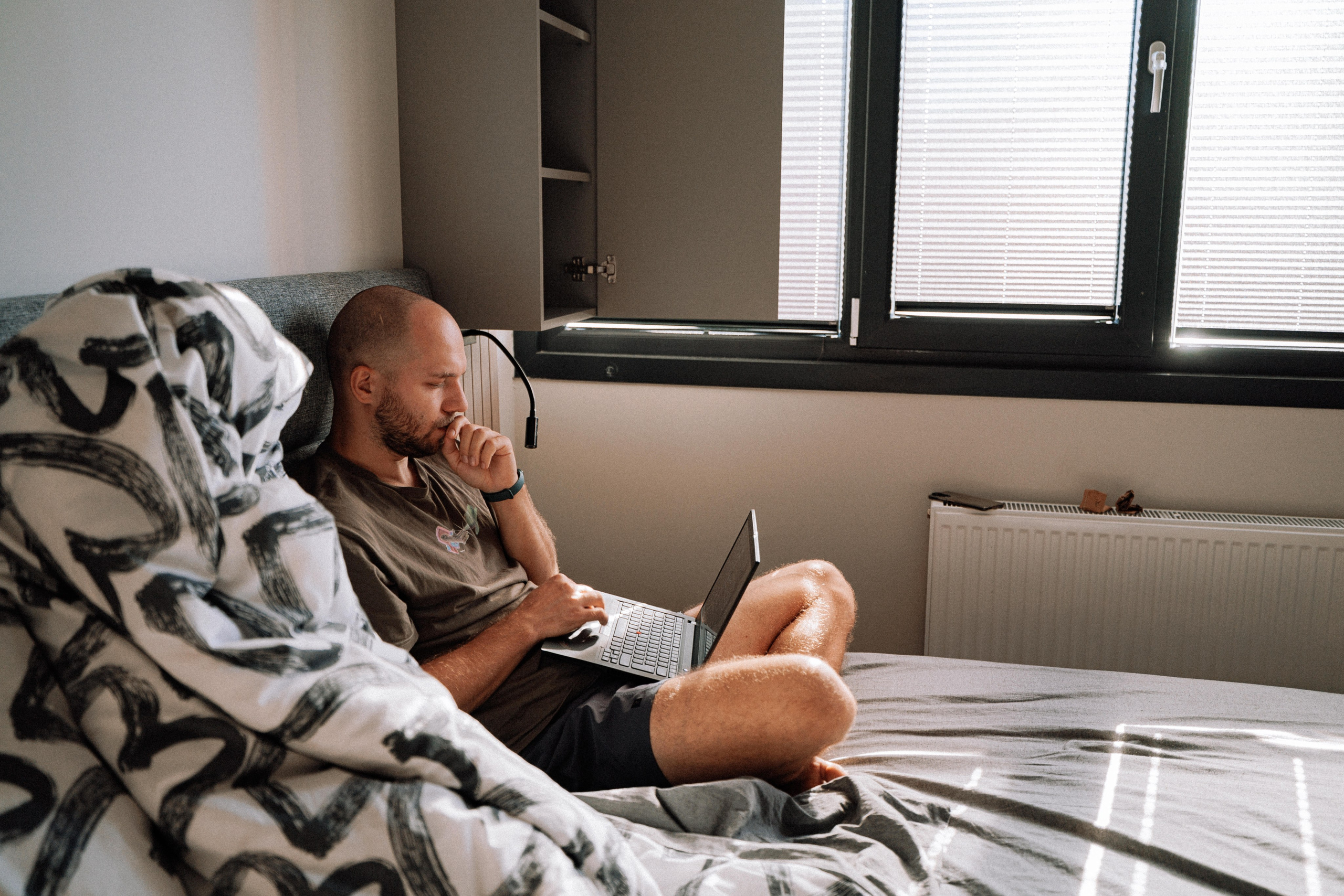 Family photo session at home. home family photo session with a newborn. Ivan Skufinsky — wedding and family photographer in Vancouver