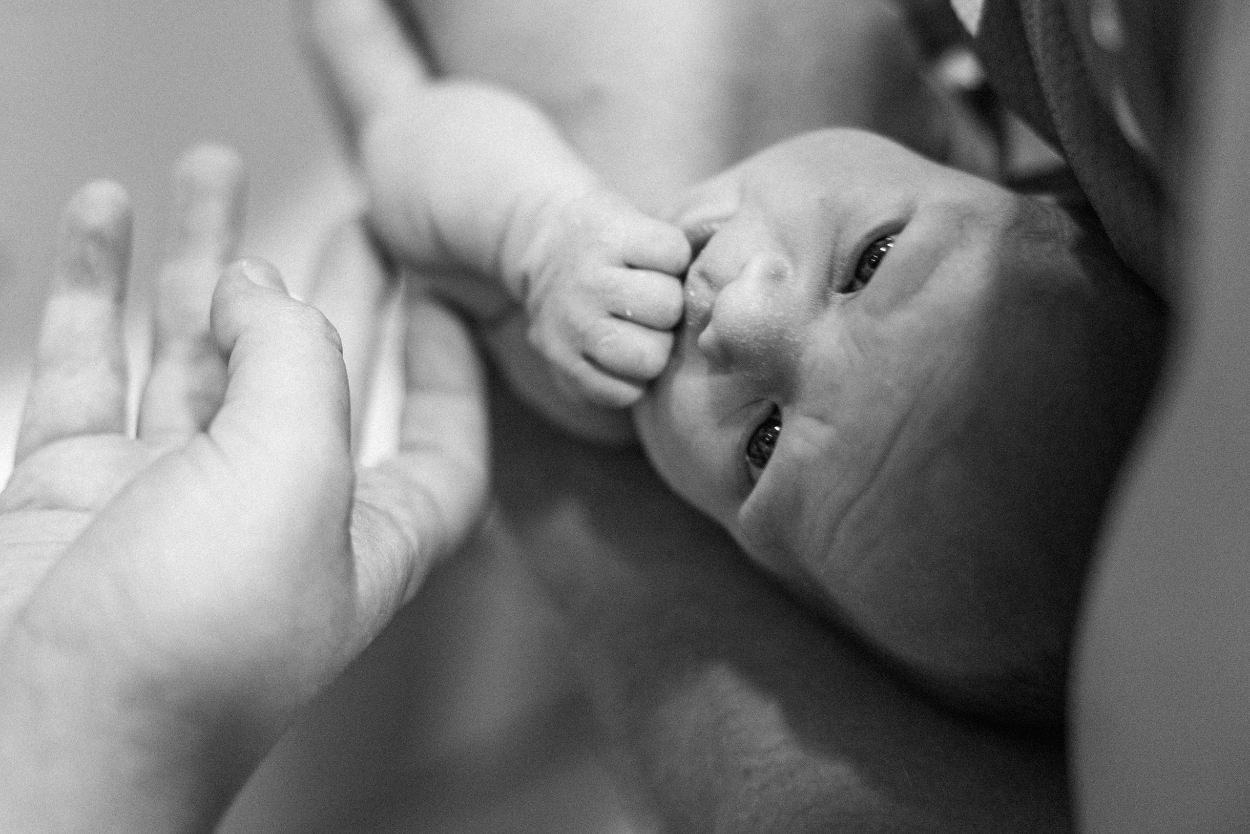 Family photo session at home. home family photo session with a newborn. Ivan Skufinsky — wedding and family photographer in Vancouver