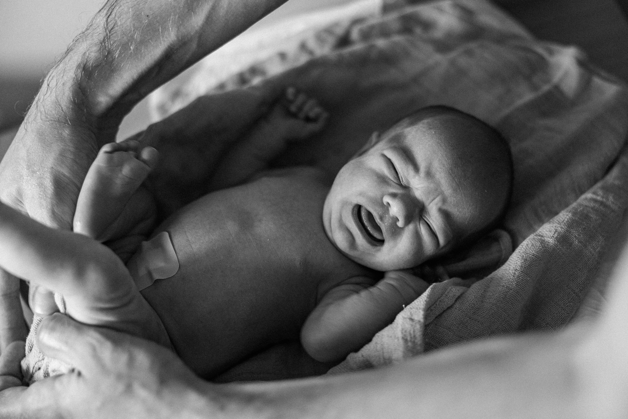 Family photo session at home. home family photo session with a newborn. Ivan Skufinsky — wedding and family photographer in Vancouver